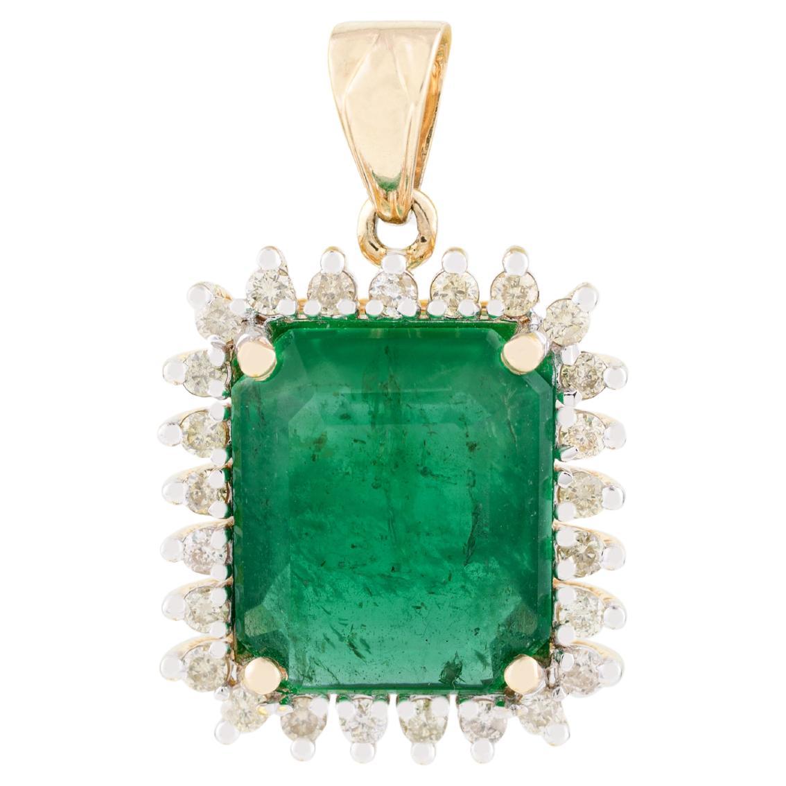 Pendentif d'affirmation 6,04 carats, émeraude octogonale halo de diamants en or jaune massif 14 carats en vente