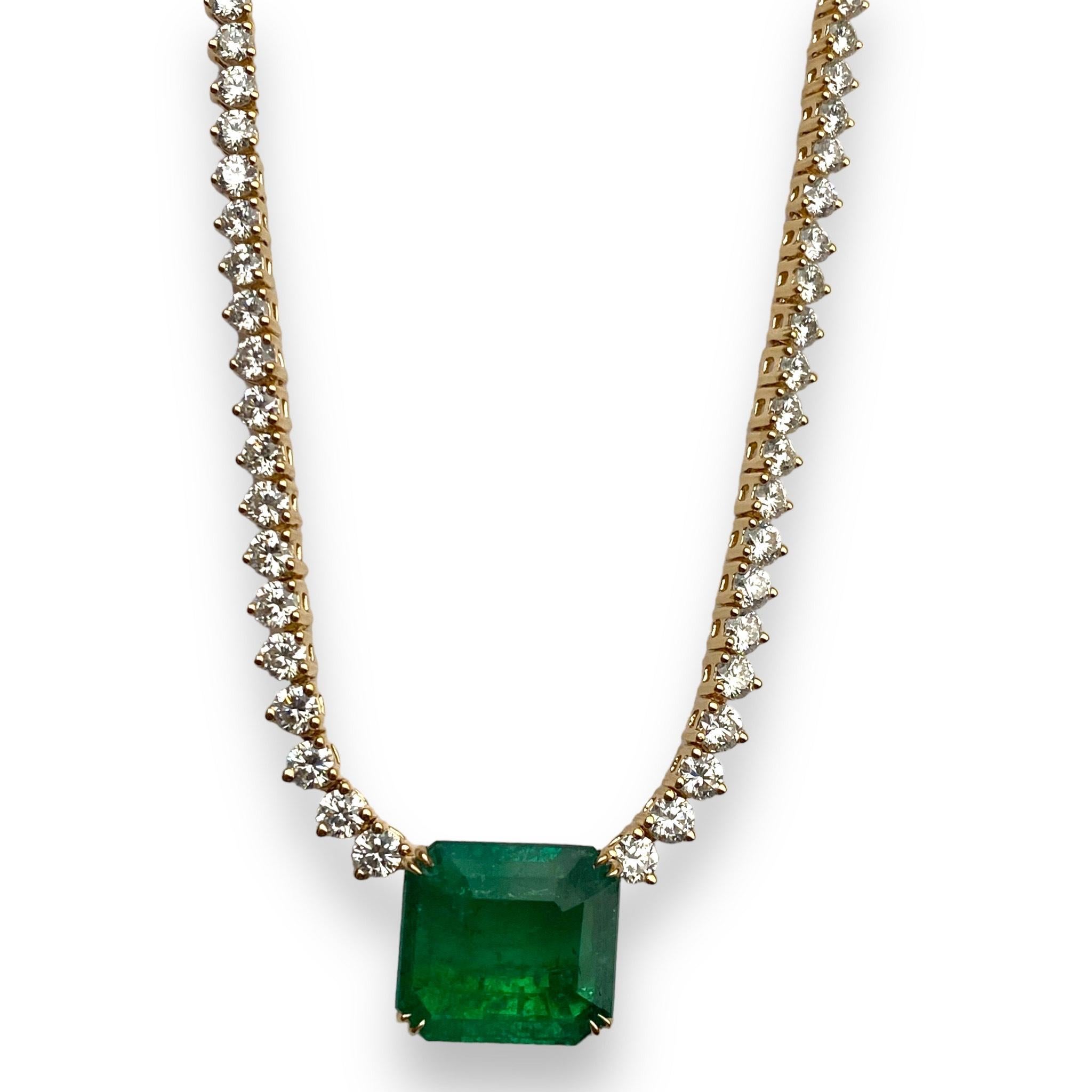 Statement 6.5 ct Emerald cut Emerald and Graduated Diamond Necklace In New Condition For Sale In Houston, TX