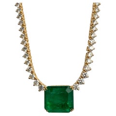 Statement 6,5 Karat Smaragd im Smaragdschliff und abgestufte Diamant-Halskette