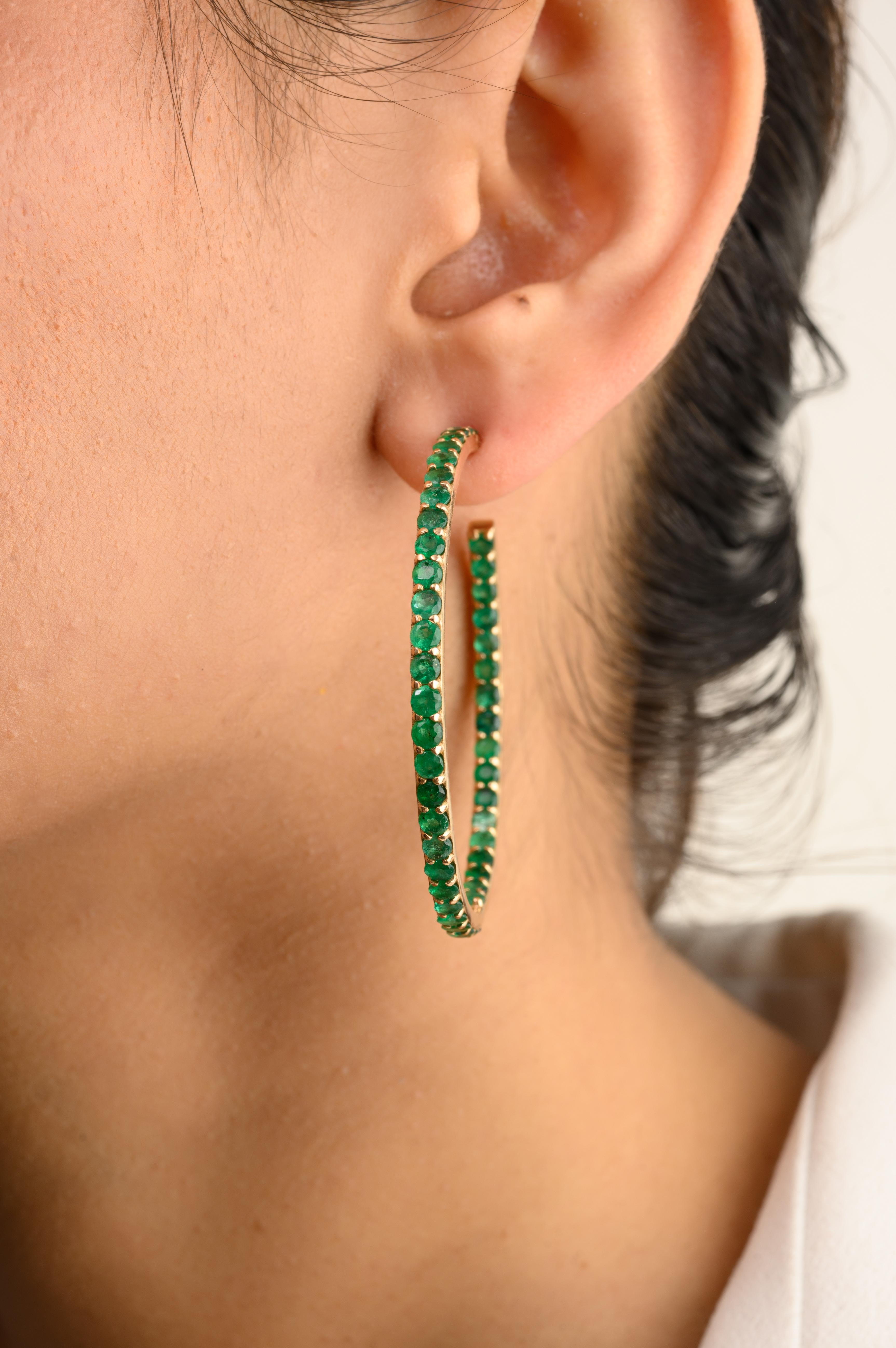 Boucles d'oreilles pour elle en or 14 carats avec émeraudes de 7,33 carats pour faire sensation. Vous aurez besoin de boucles d'oreilles en forme de cerceau pour affirmer votre look. Ces boucles d'oreilles créent un look étincelant et luxueux avec