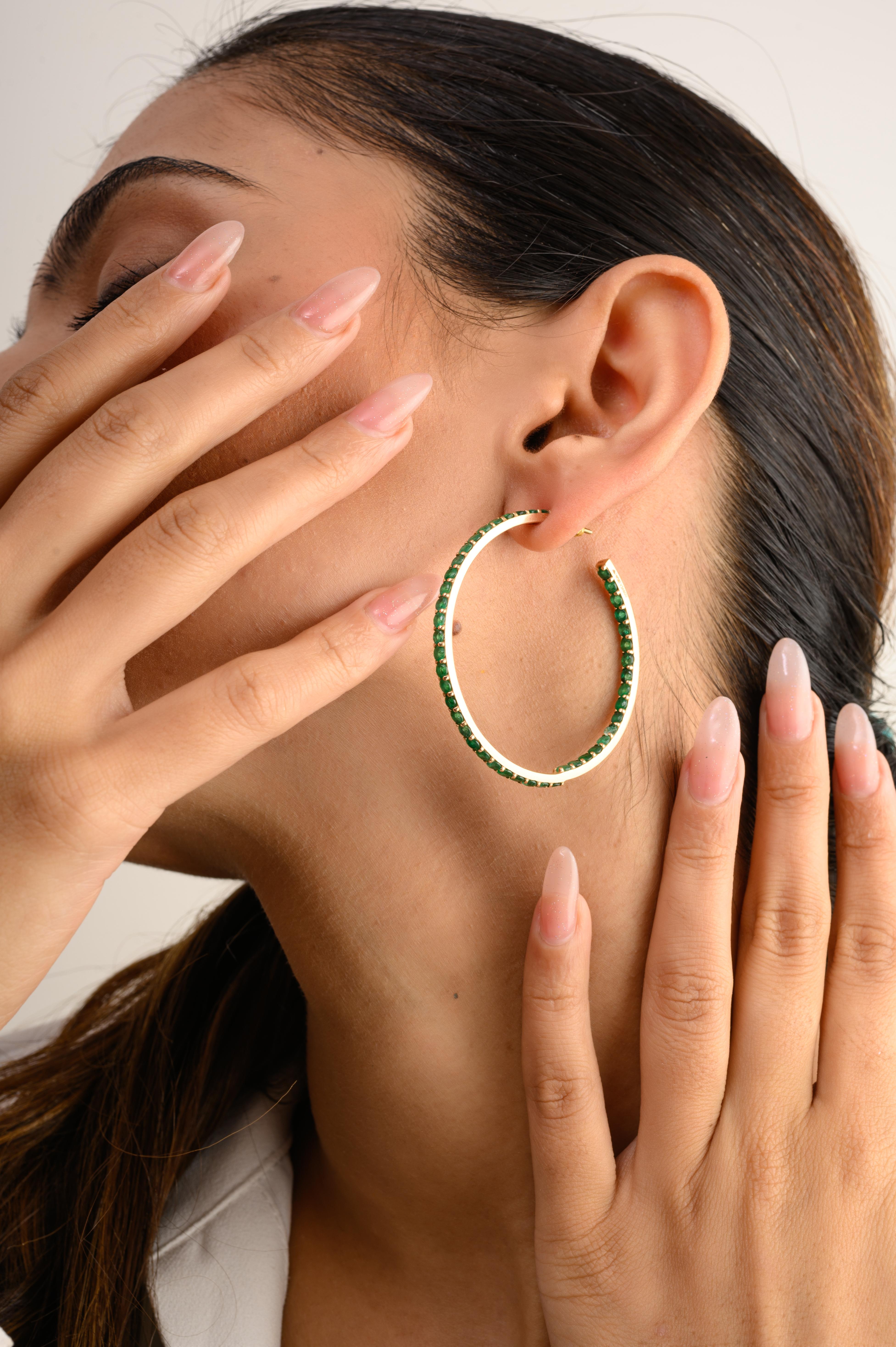 Taille ronde Boucles d'oreilles pour elle en or jaune massif 14k avec émeraude de 7,33 carats en vente