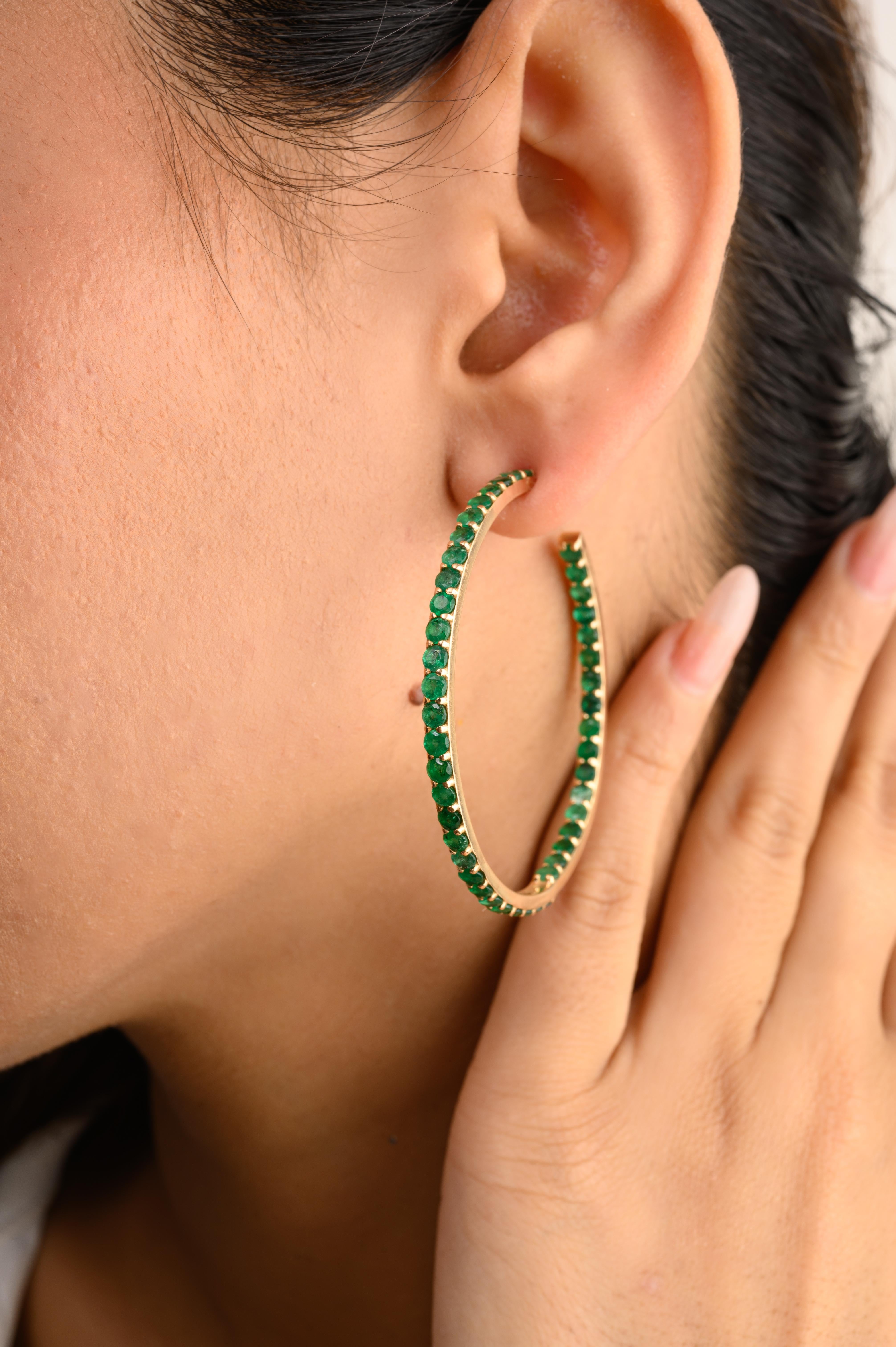 Boucles d'oreilles pour elle en or jaune massif 14k avec émeraude de 7,33 carats Pour femmes en vente