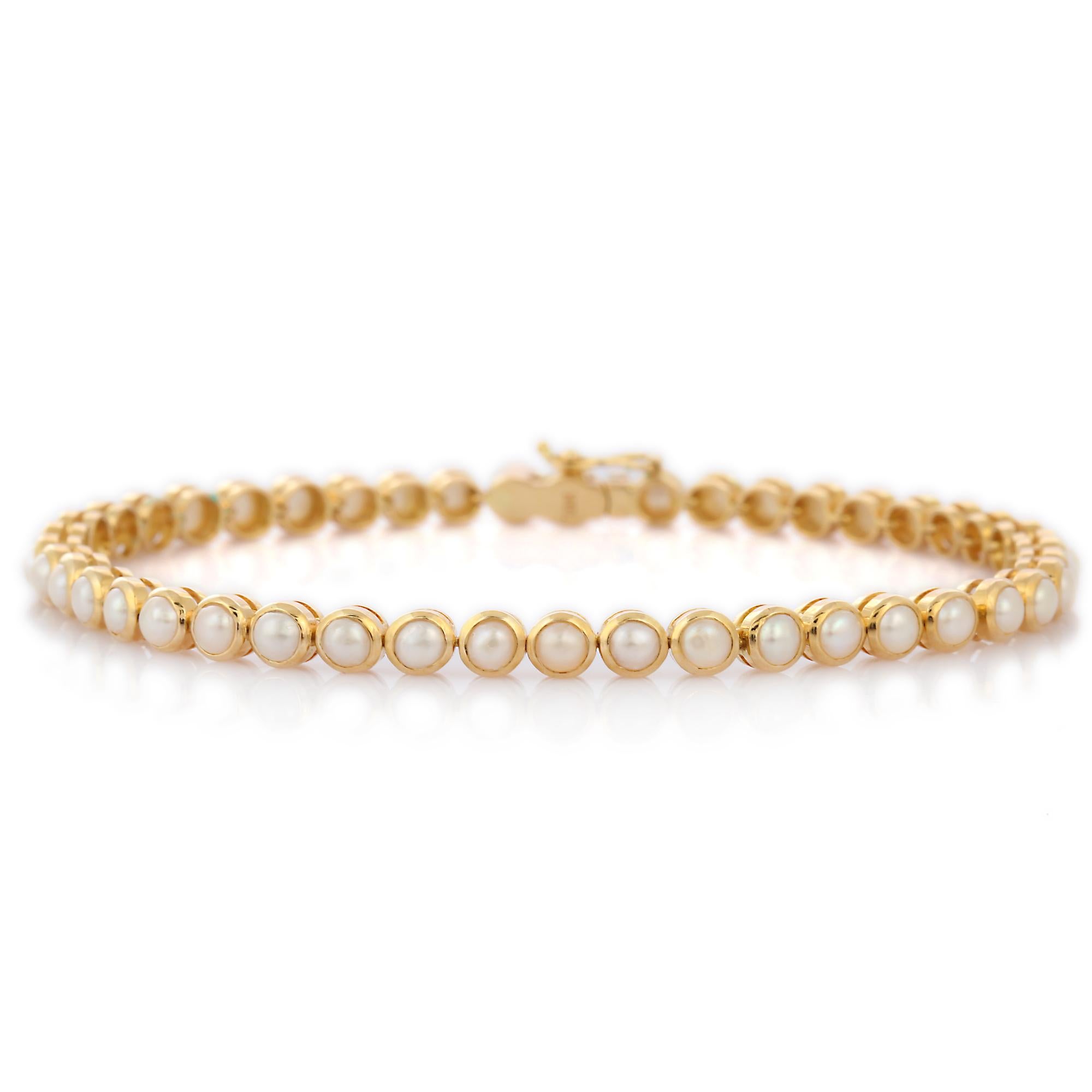 Contemporary Statement 7.35 Ct Pearl Bracelet in 18 Karat Yellow Gold For Sale