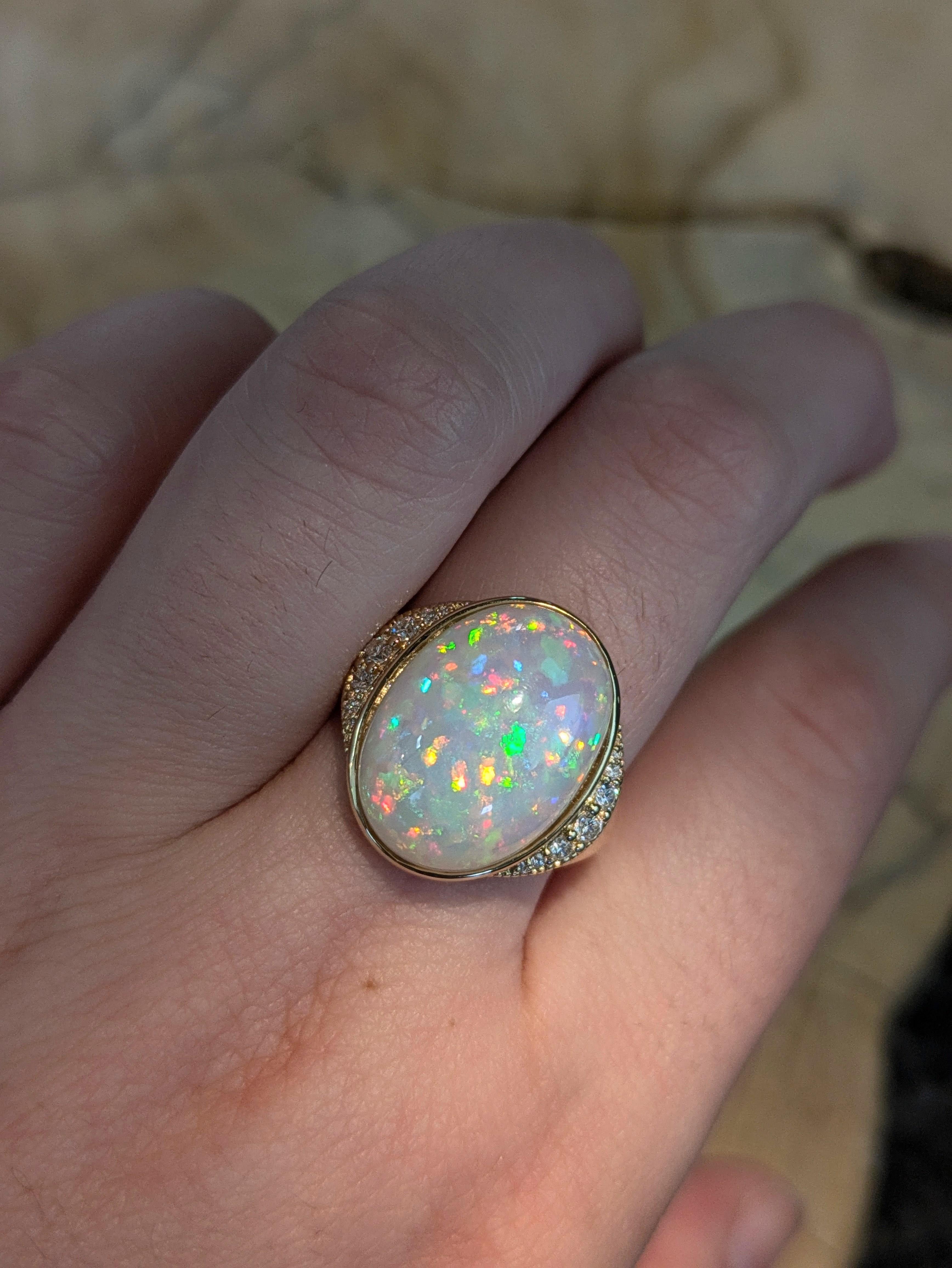 Dieser auffällige Ring präsentiert einen unbehandelten äthiopischen Opal von 7,33 Karat (17,03 x 12,5 mm), der für sein lebhaftes Farbenspiel bekannt ist. Der Opal ist in ein 4,21 Gramm schweres 14-karätiges Goldband eingefasst und wird von 14