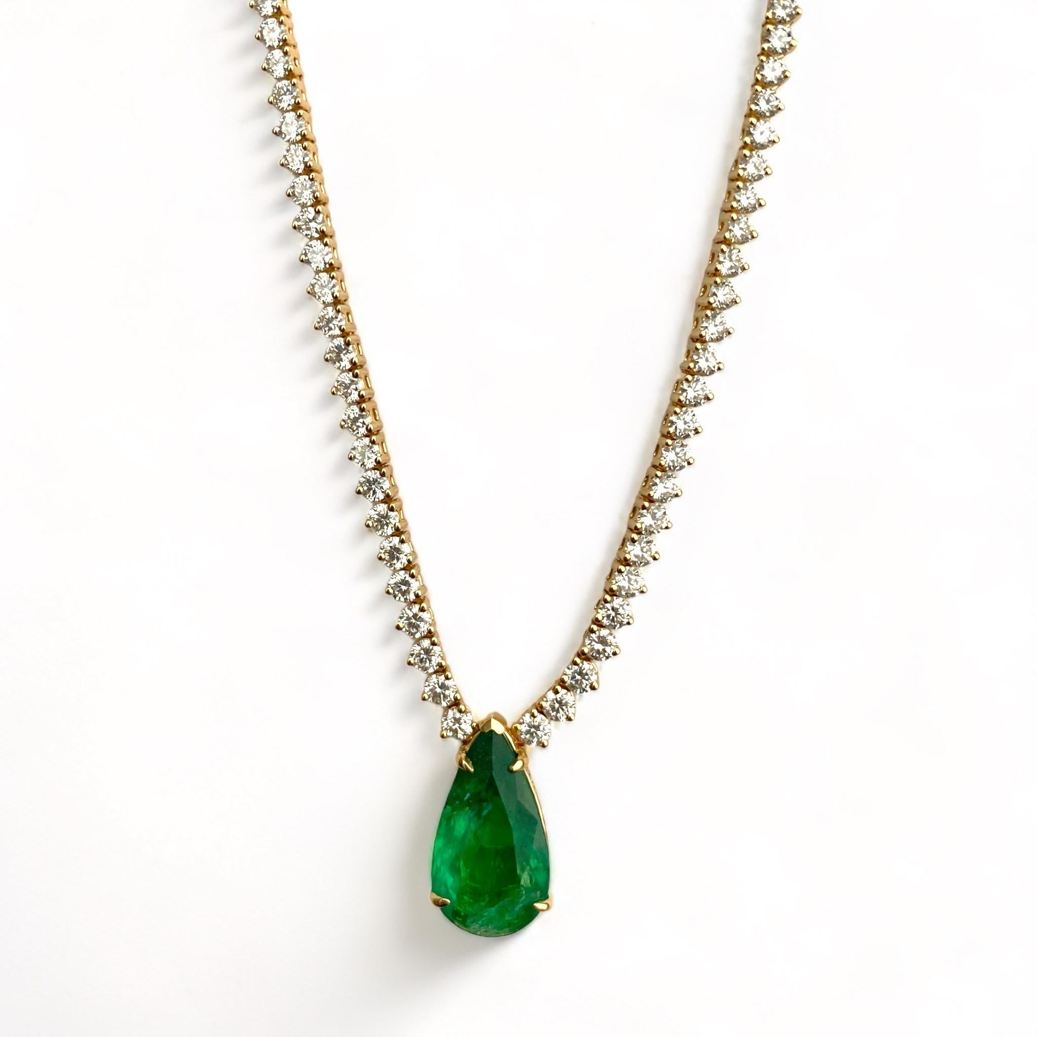 Statement 7.5 ct Emerald and Graduated Diamond Necklace In New Condition For Sale In Houston, TX
