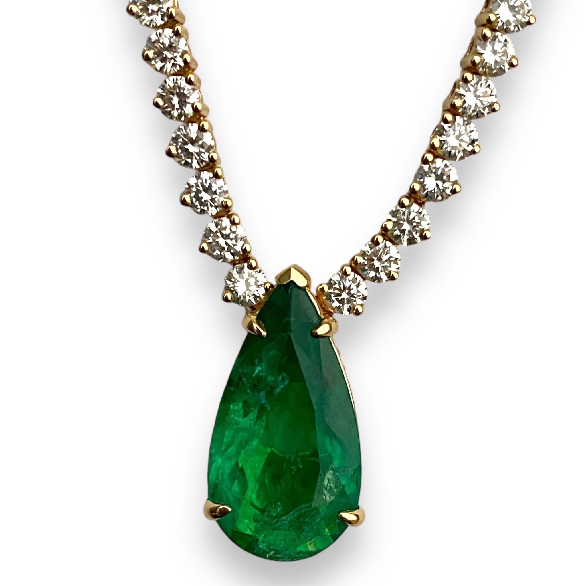 Statement 7.5 ct Emerald and Graduated Diamond Necklace For Sale 1