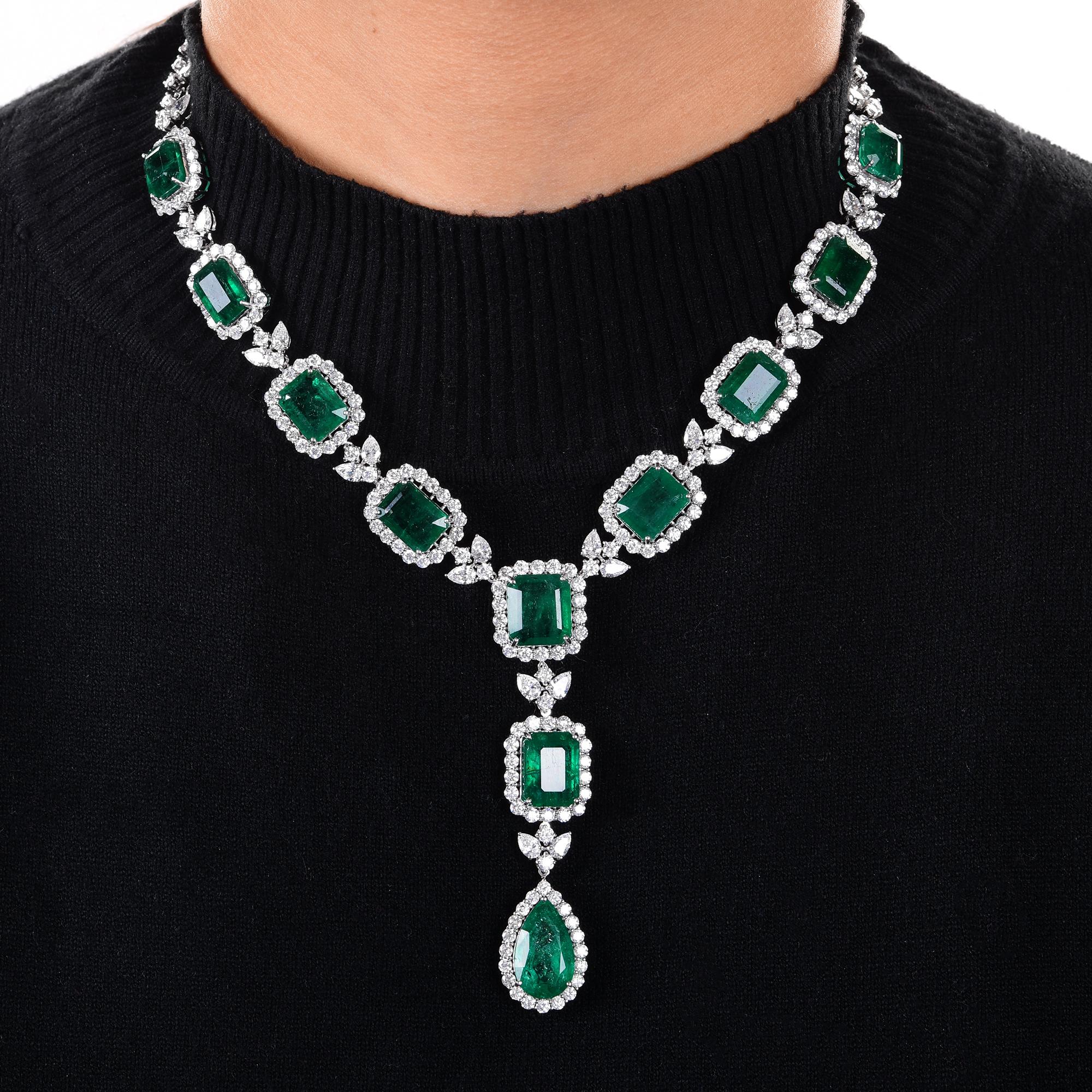 Collier pendentif en forme de Y en or 14k 84,78TCW Zambian Emerald SI/H Diamond
Cette pièce luxueuse présente des émeraudes d'un vert éclatant soigneusement disposées dans un design gradué classique, chaque pierre précieuse étant entourée d'un halo