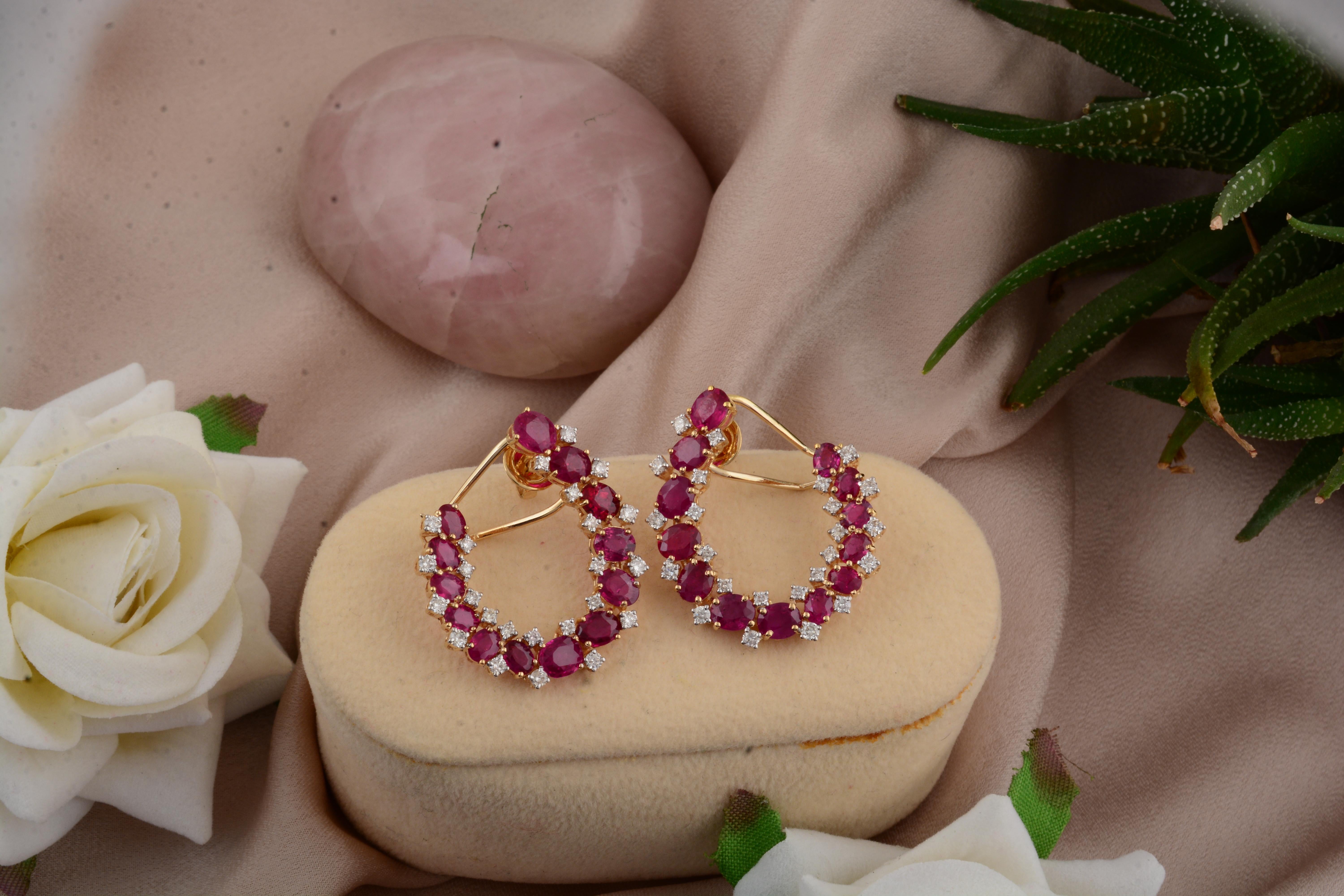 Boucles d'oreilles ouvertes en or jaune 14 carats 8.98 ct rubis diamant 1.15ct Neuf - En vente à Diera, Dubai