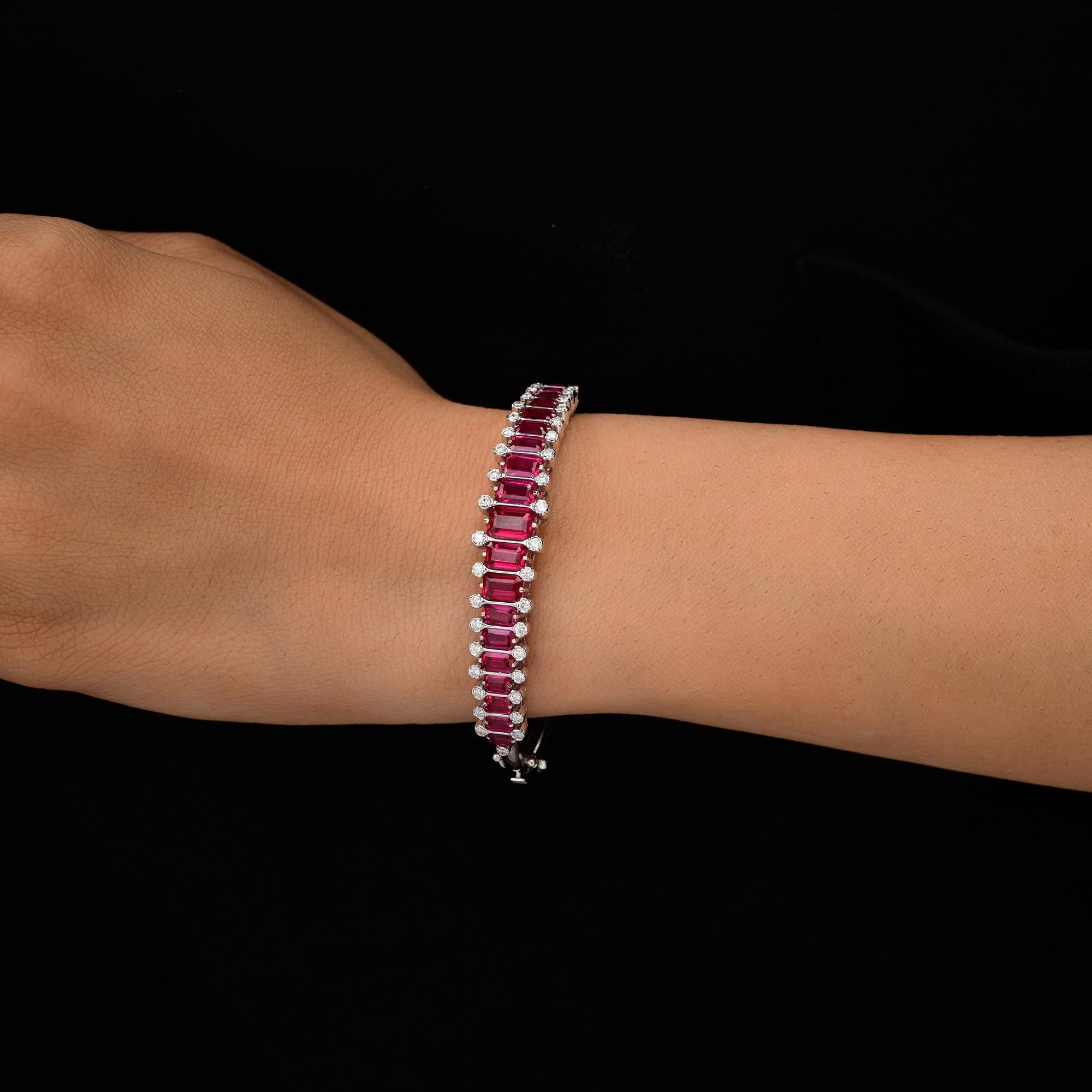 Fabriqué en or 18 carats, ce bracelet exquis est fait à la main avec 0,88 carat de diamant et 9,20 carats de rubis. 

Suivez la vitrine de Spectrum Jewels pour découvrir la dernière collection et les pièces exclusives. Spectrum Jewels est fièrement