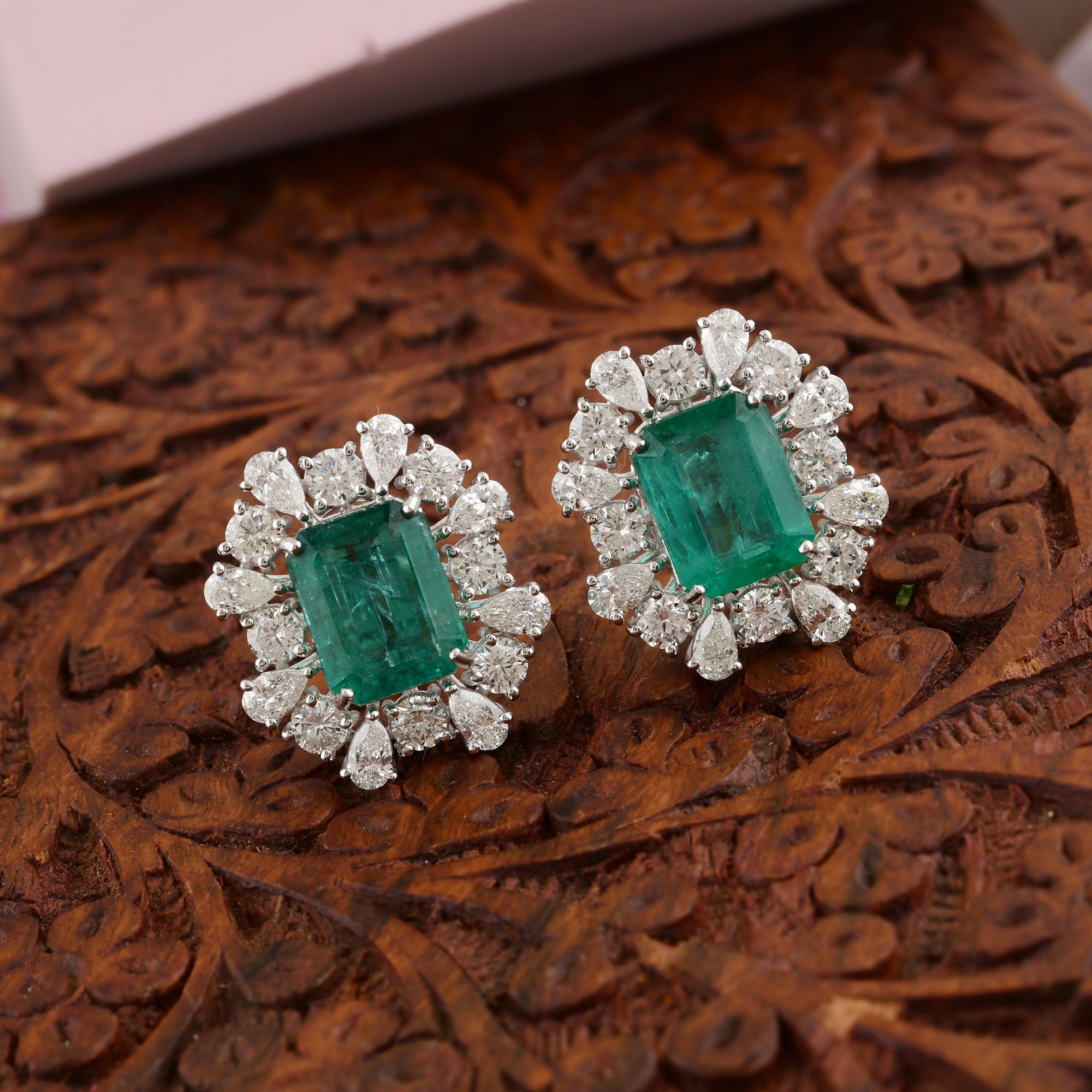 Boucles d'oreilles en or blanc 18k avec émeraude zambienne de 9,35ct et diamant en halo de 5,65 Neuf - En vente à Diera, Dubai