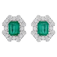 Boucles d'oreilles en or blanc 18k avec émeraude zambienne de 9,35ct et diamant en halo de 5,65