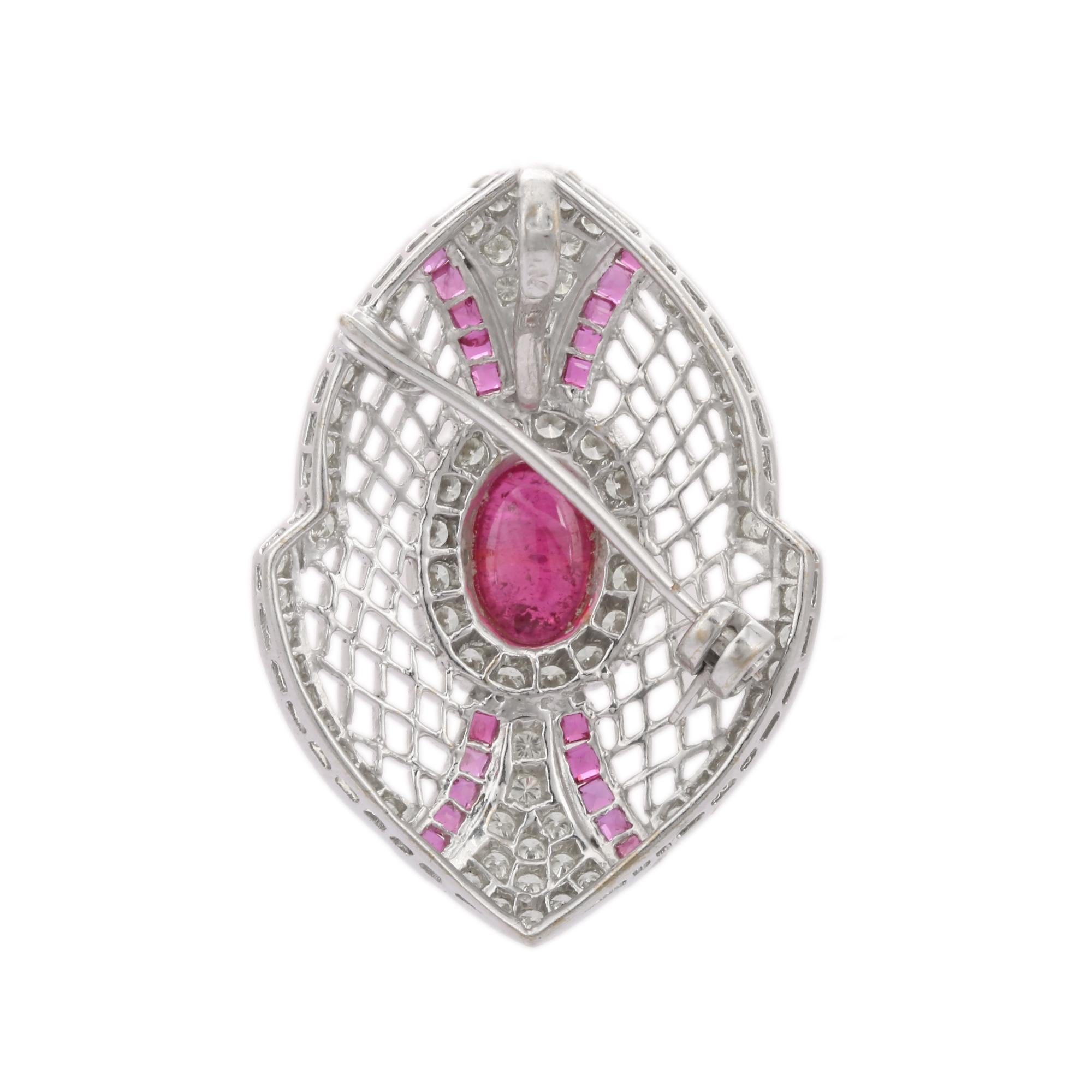 Statement Art Deco Rubin-Diamant Unisex Hochzeitsbrosche in 18K Weißgold, die eine Verschmelzung von Surrealismus und Pop-Art ist, entworfen, um eine mutige Aussage zu machen. Der mit viel Liebe zum Detail gefertigte Schmuck besteht aus einem Rubin