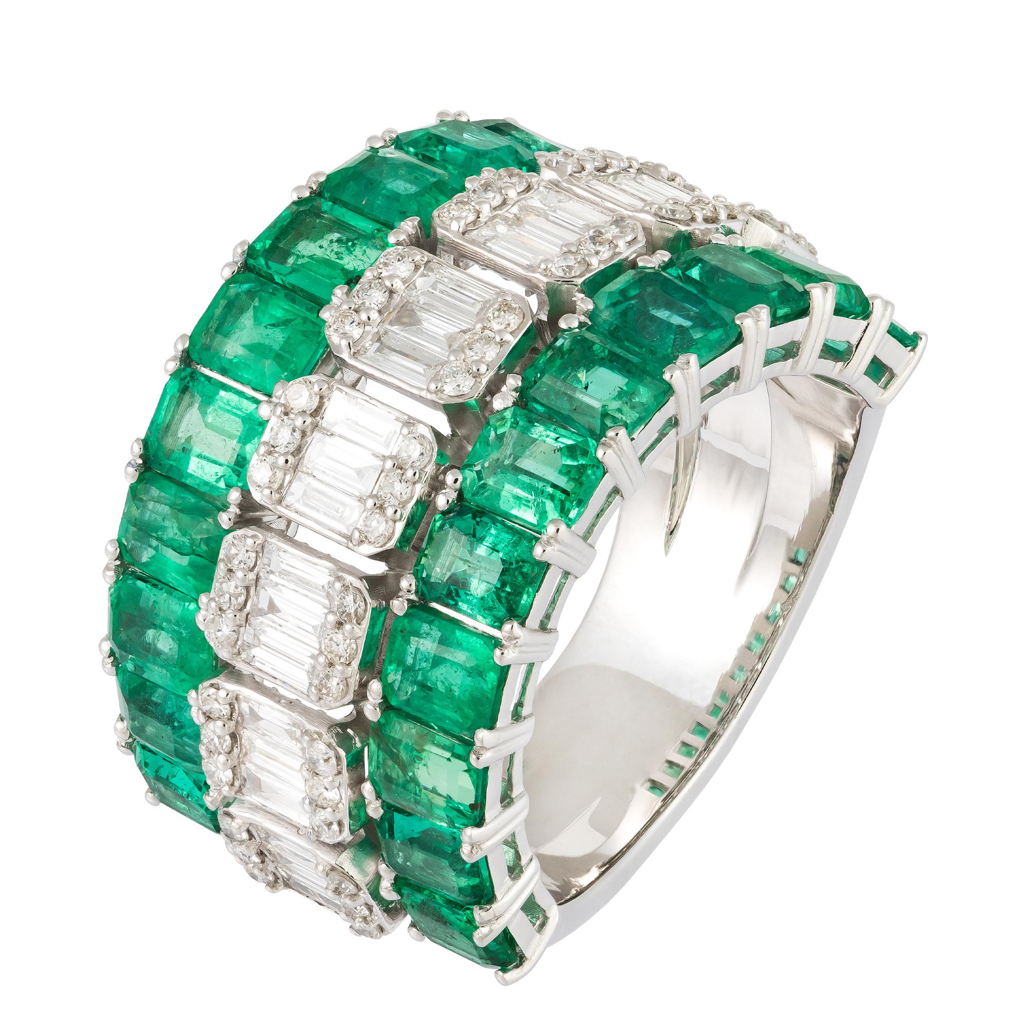 For Sale:  Statement Band Emerald White 18K Gold White Diamond Ring for Her 2