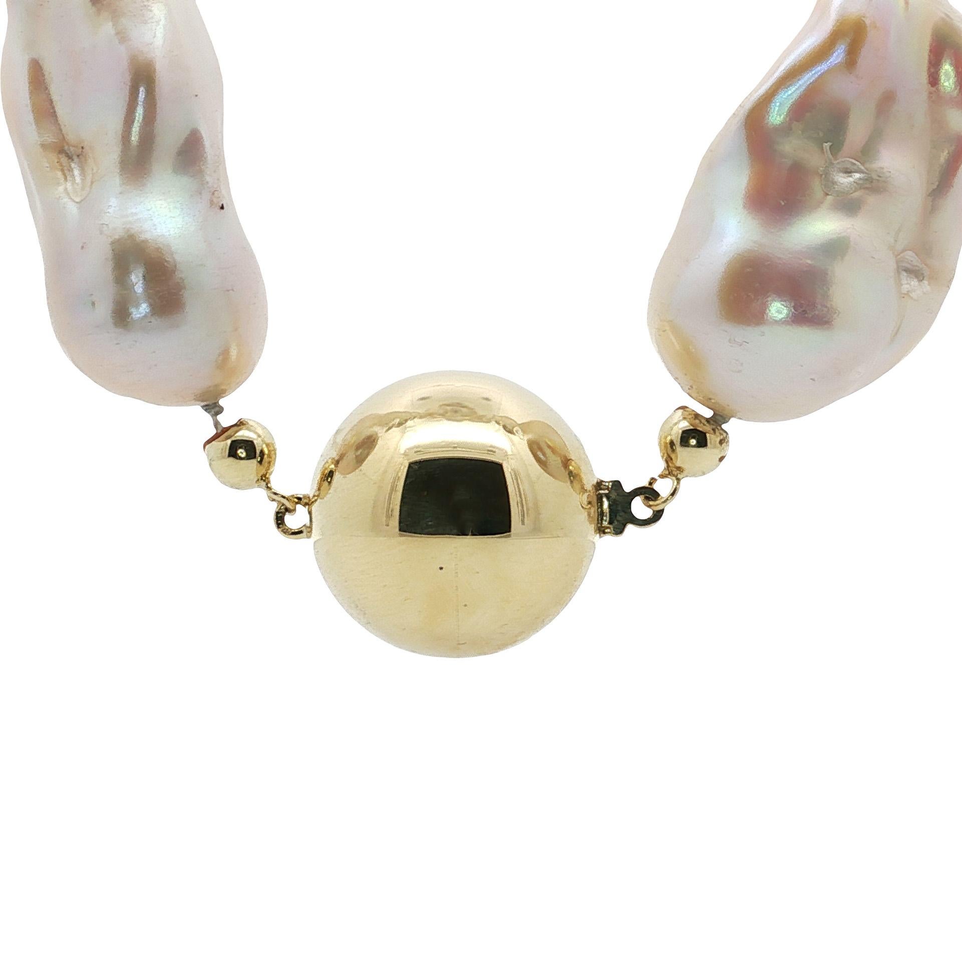 Non taillé Collier de perles baroques graduées en or jaune 14 carats avec fermoir Ball, 45cm en vente