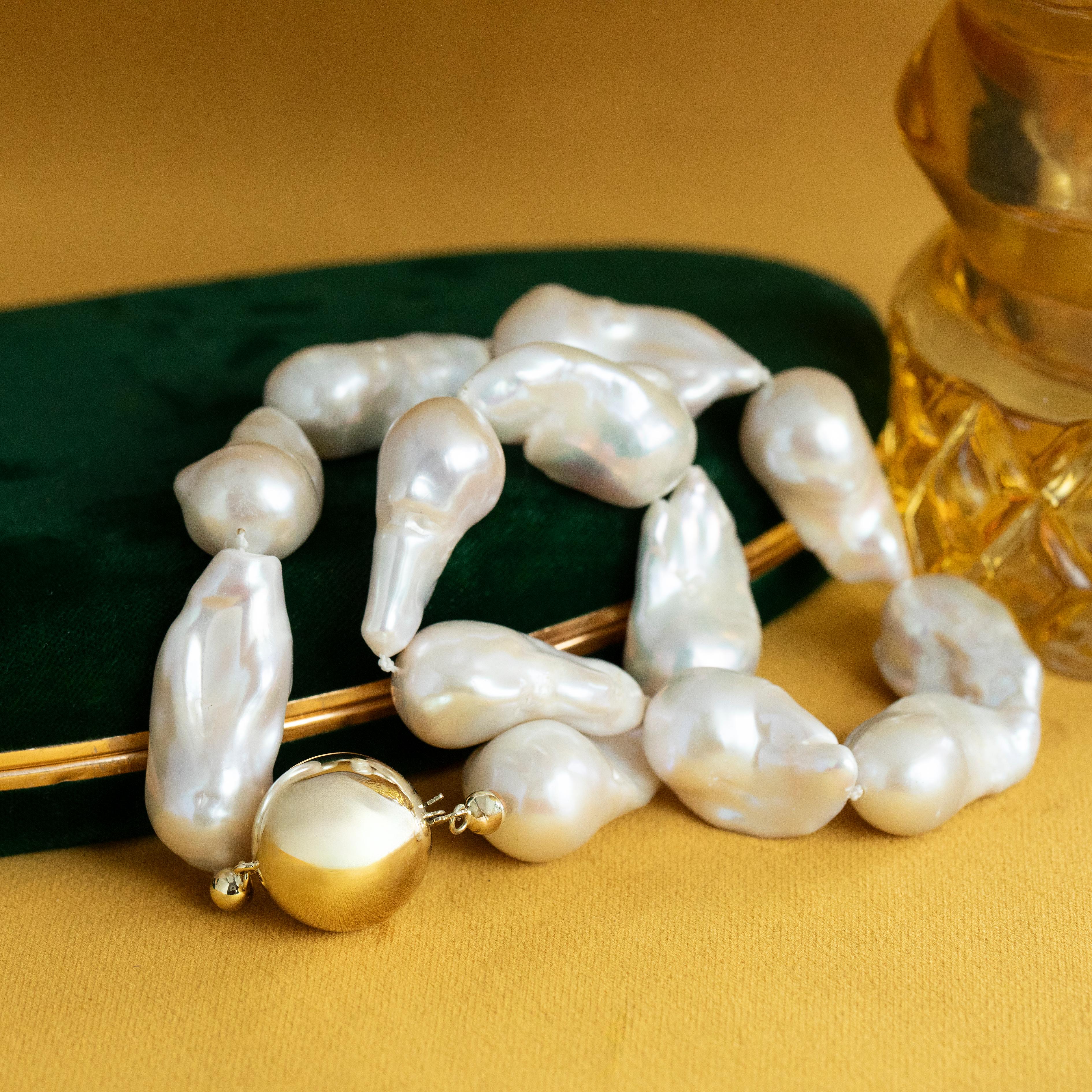 Collier de perles baroques graduées en or jaune 14 carats avec fermoir Ball, 45cm Unisexe en vente