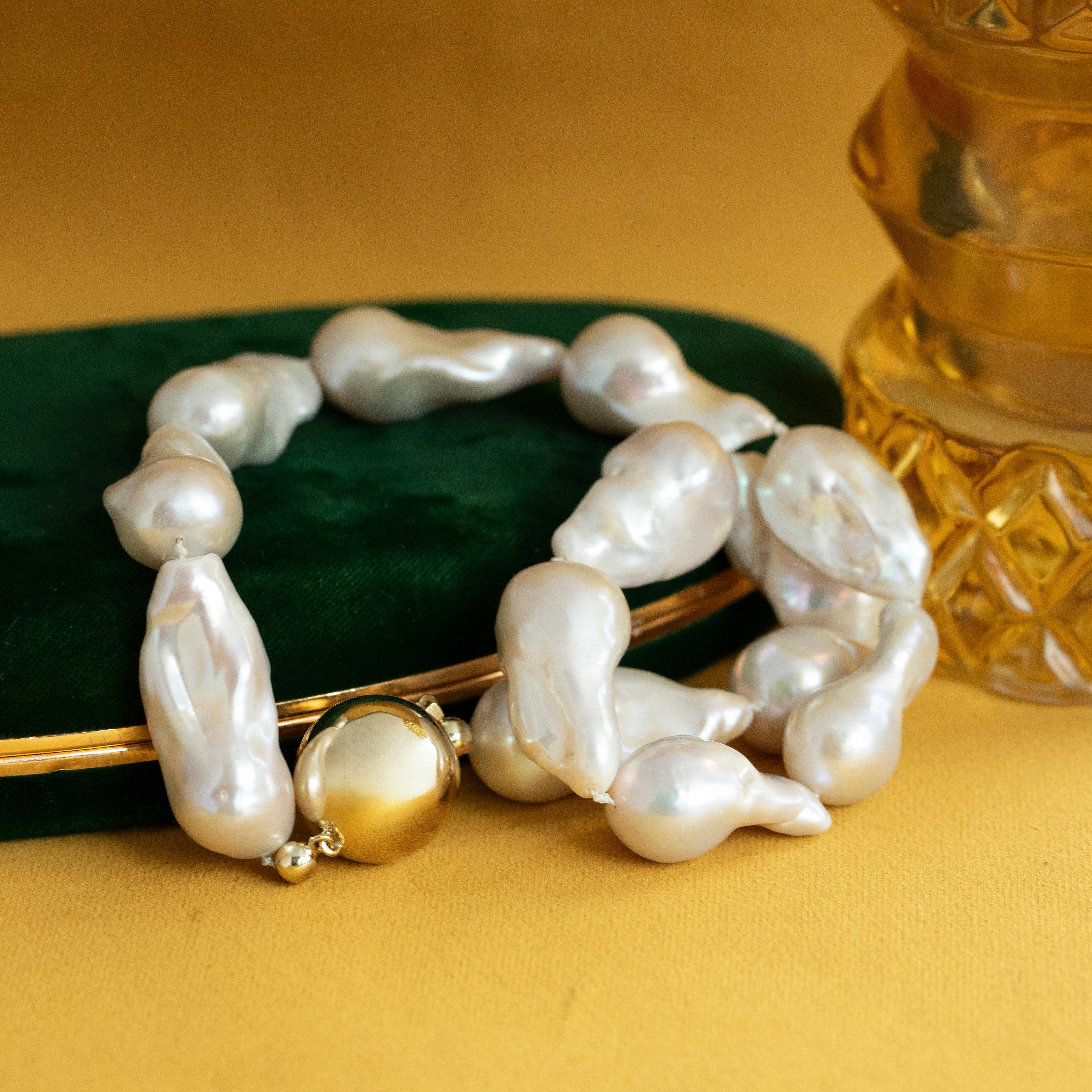 Collier de perles baroques graduées en or jaune 14 carats avec fermoir Ball, 45cm en vente 1