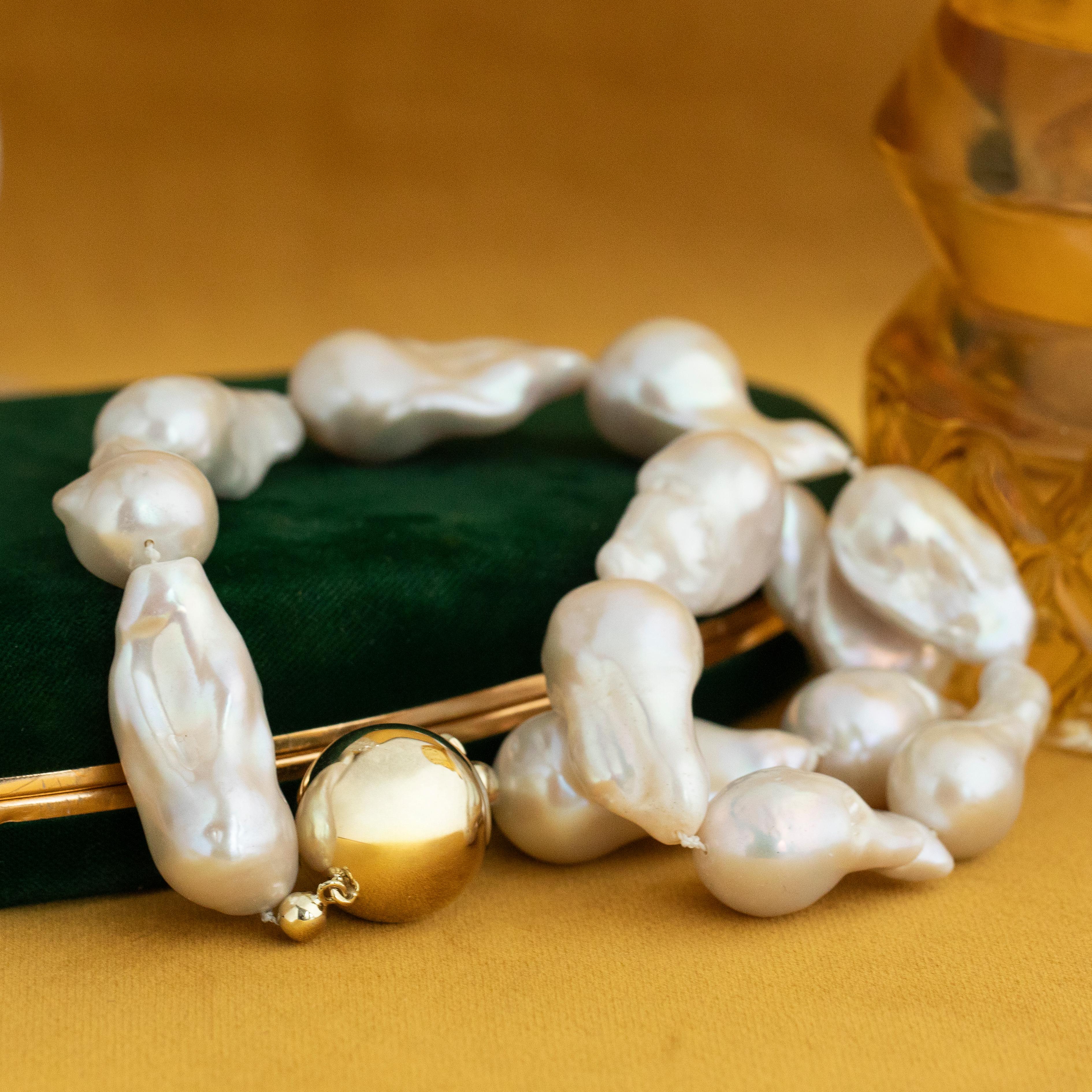 Collier de perles baroques graduées en or jaune 14 carats avec fermoir Ball, 45cm en vente 2