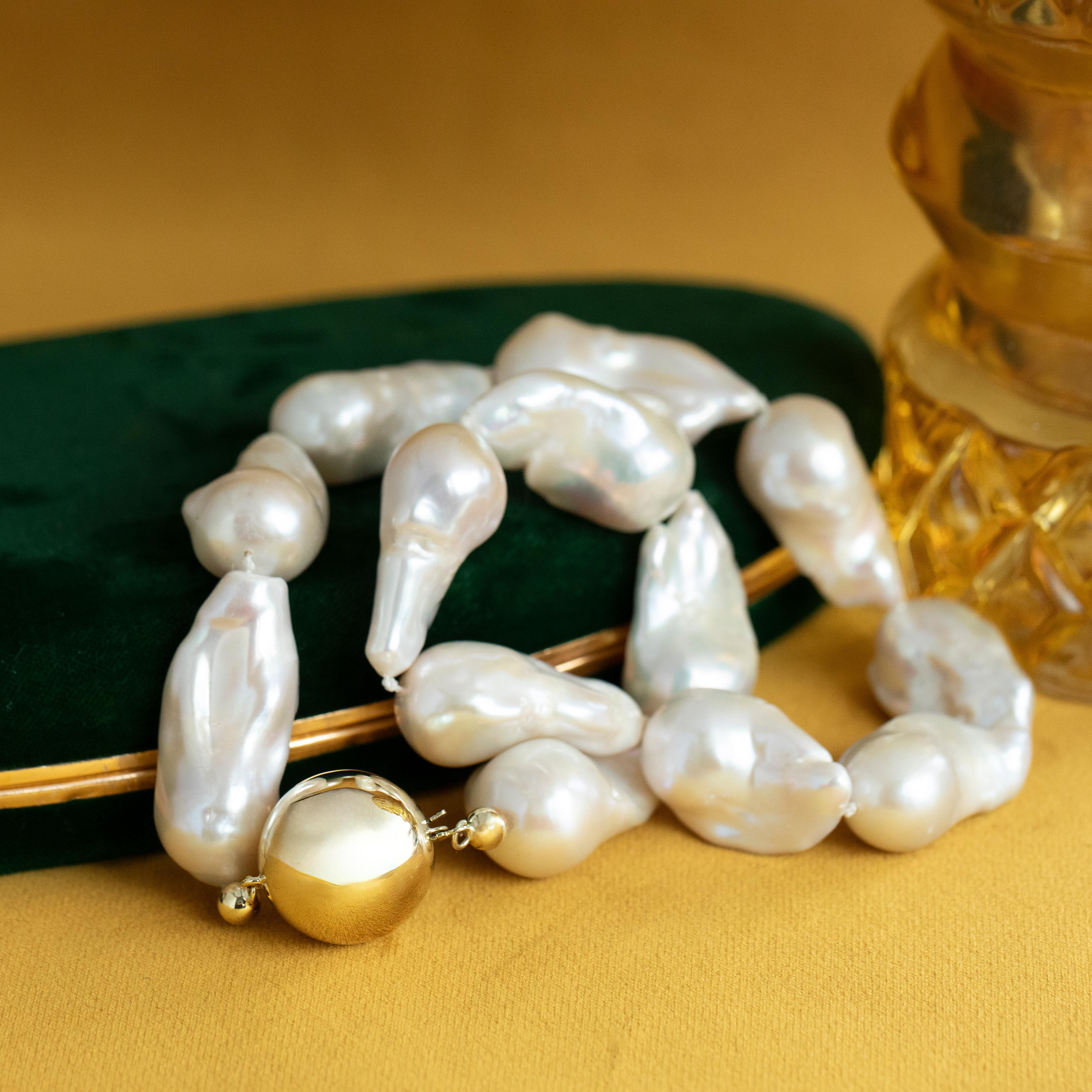 Collier de perles baroques graduées en or jaune 14 carats avec fermoir Ball, 45cm en vente 3