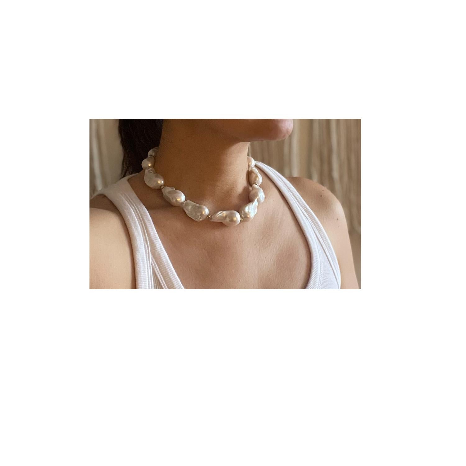 Dies ist eine kühne Perle Aussage Halskette mit schönen großen Barock Perlen, handgeknüpft in einem schönen 16 