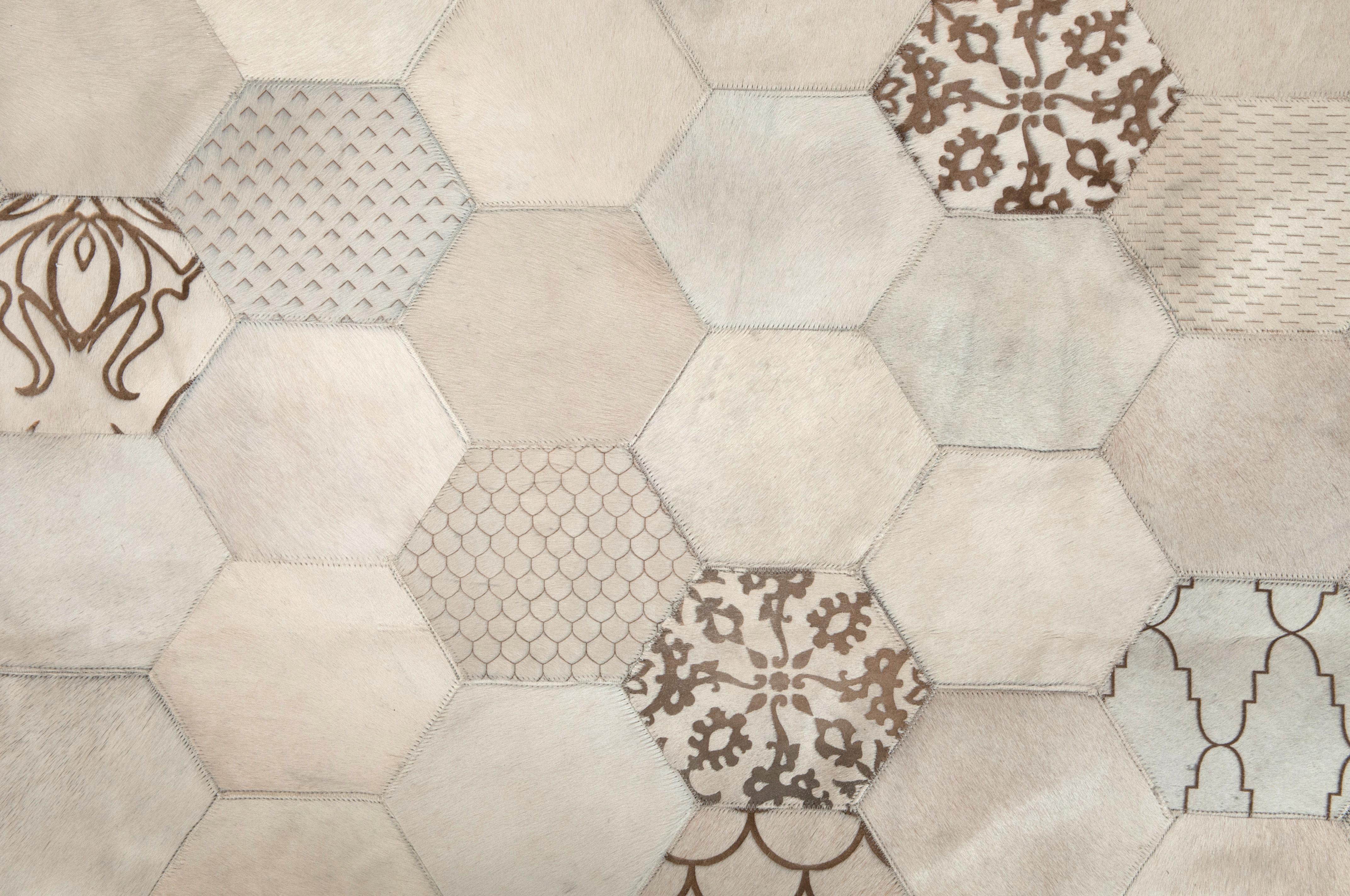 Américain Tapis de sol Atomo en cuir de vache crème à motifs brûlés au laser - grand modèle en vente