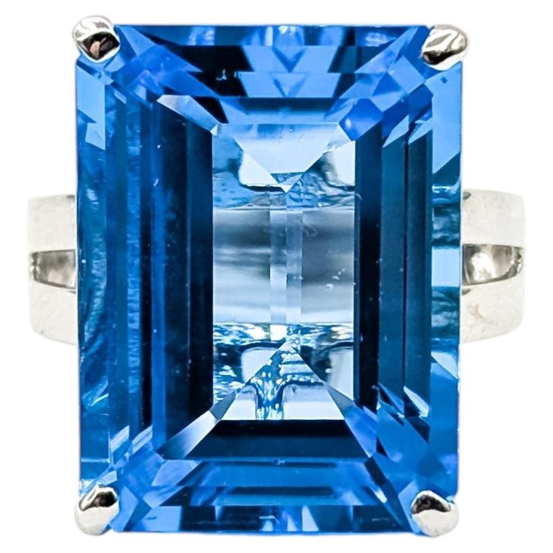 Statement-Blautopasring aus 14k Weißgold