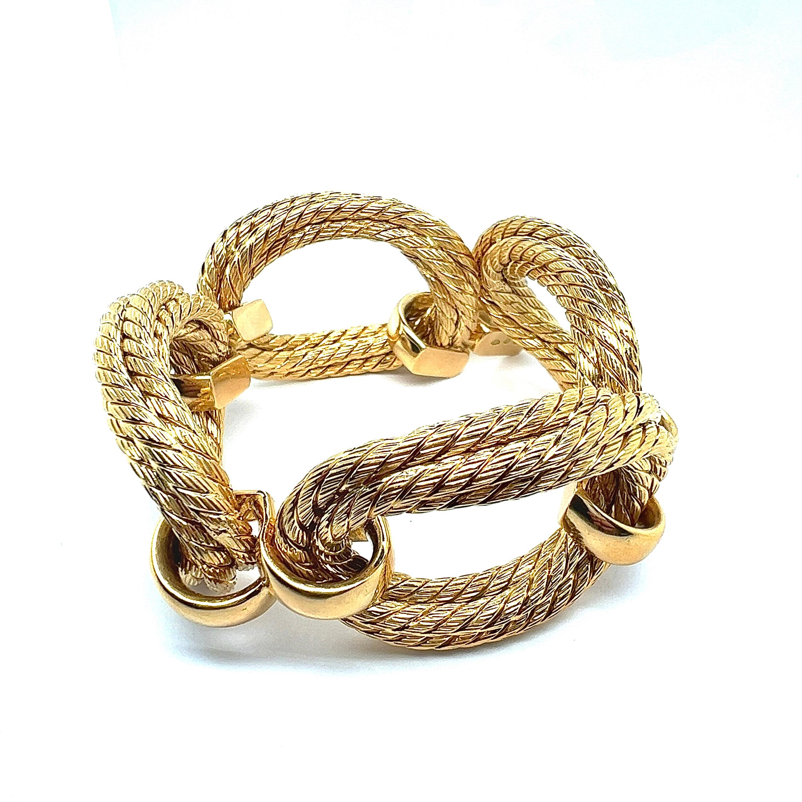 Modern Statement Chain Bracelet in 18 Karat Yellow Gold  For Sale