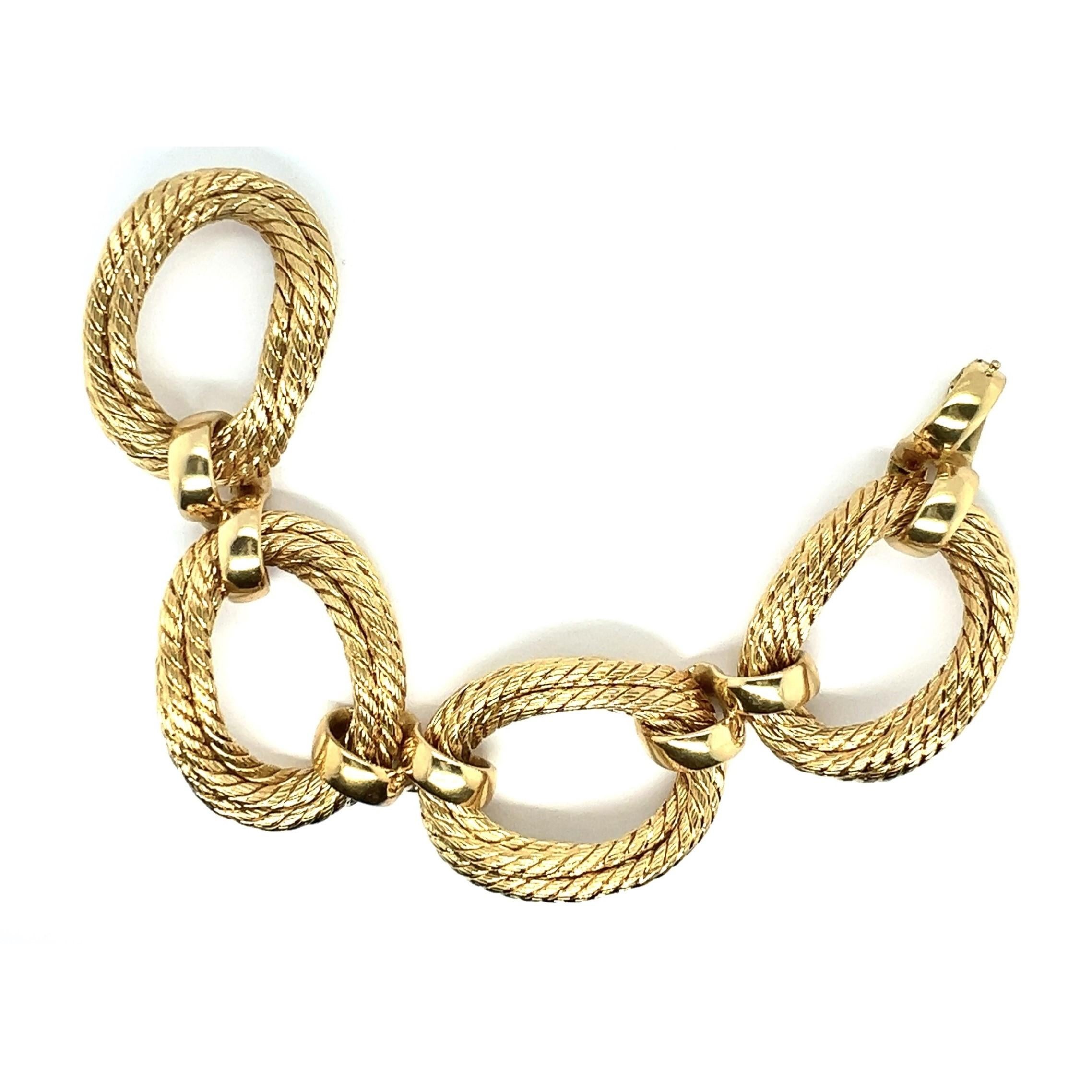 Statement Chain Bracelet in 18 Karat Yellow Gold  For Sale 1