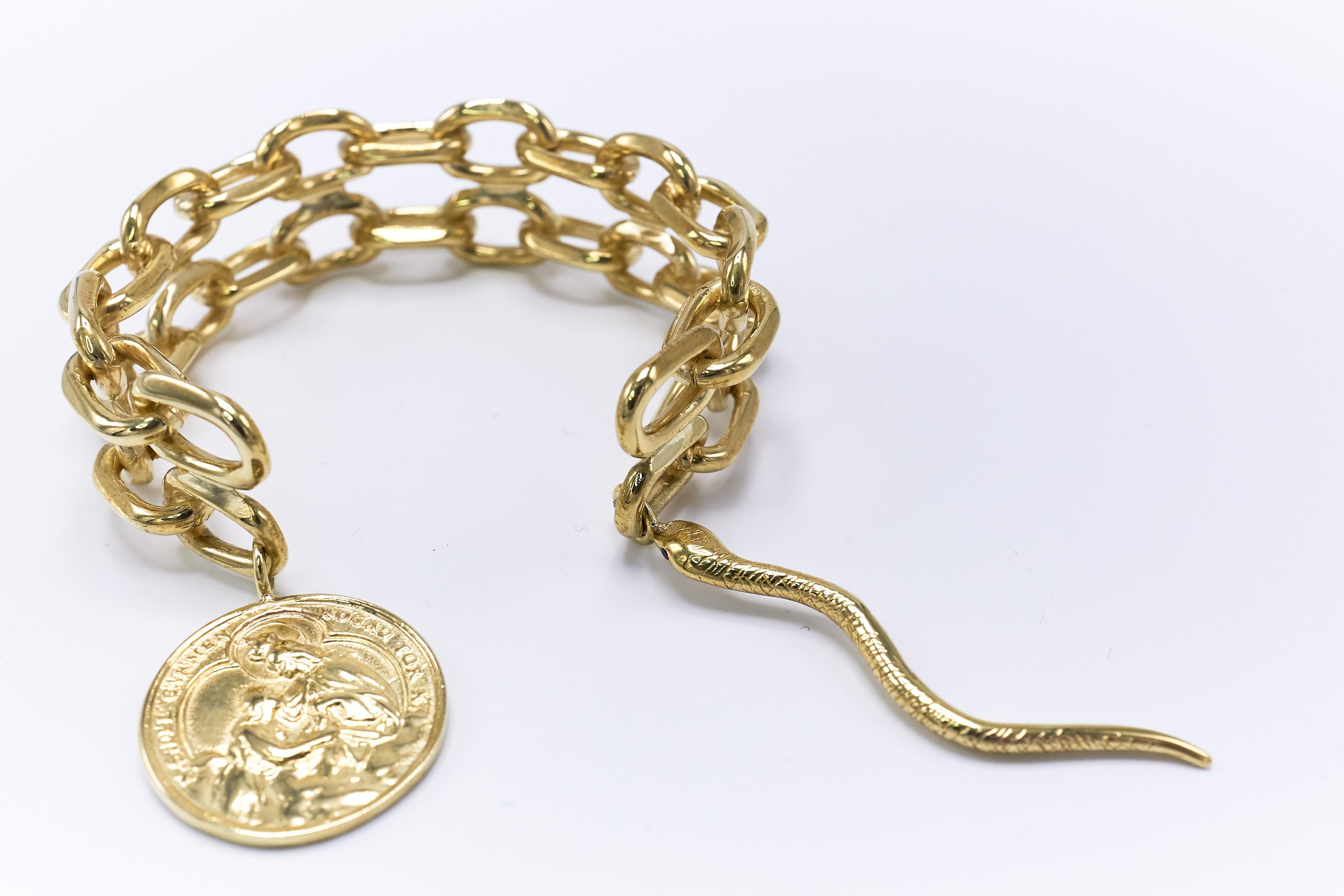 Taille brillant Bracelet manchette à chaîne épaisse surdimensionné avec médaille de la Vierge Marie et rubis J Dauphin en vente