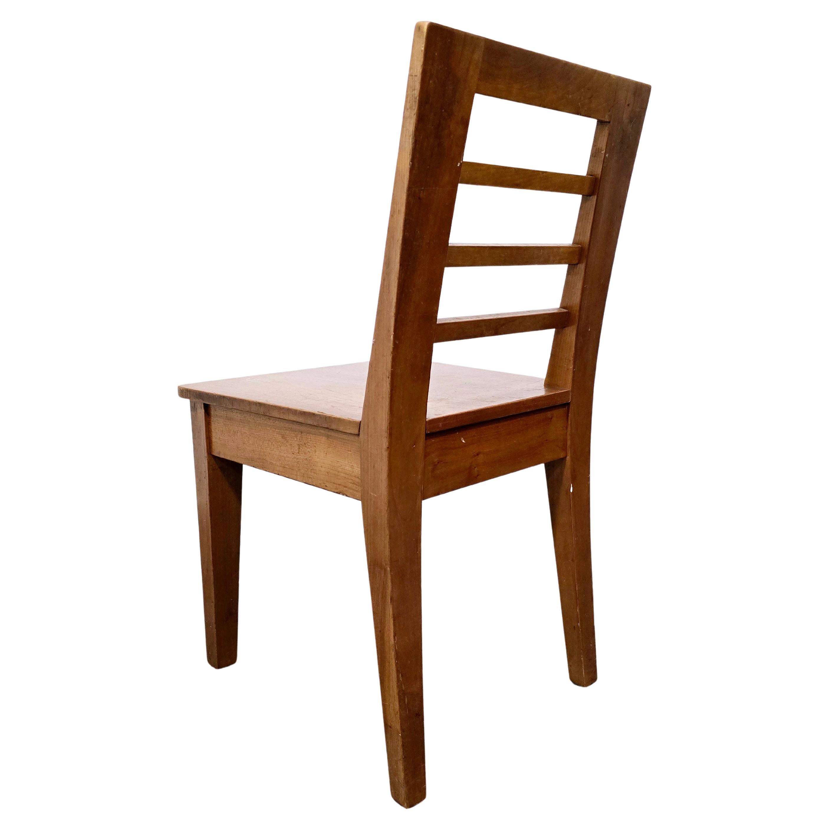 Chaises d'apparat 1960

Chaise d'architecte rare, qui peut également servir de chaise de bureau.

Belle patine d'origine.
