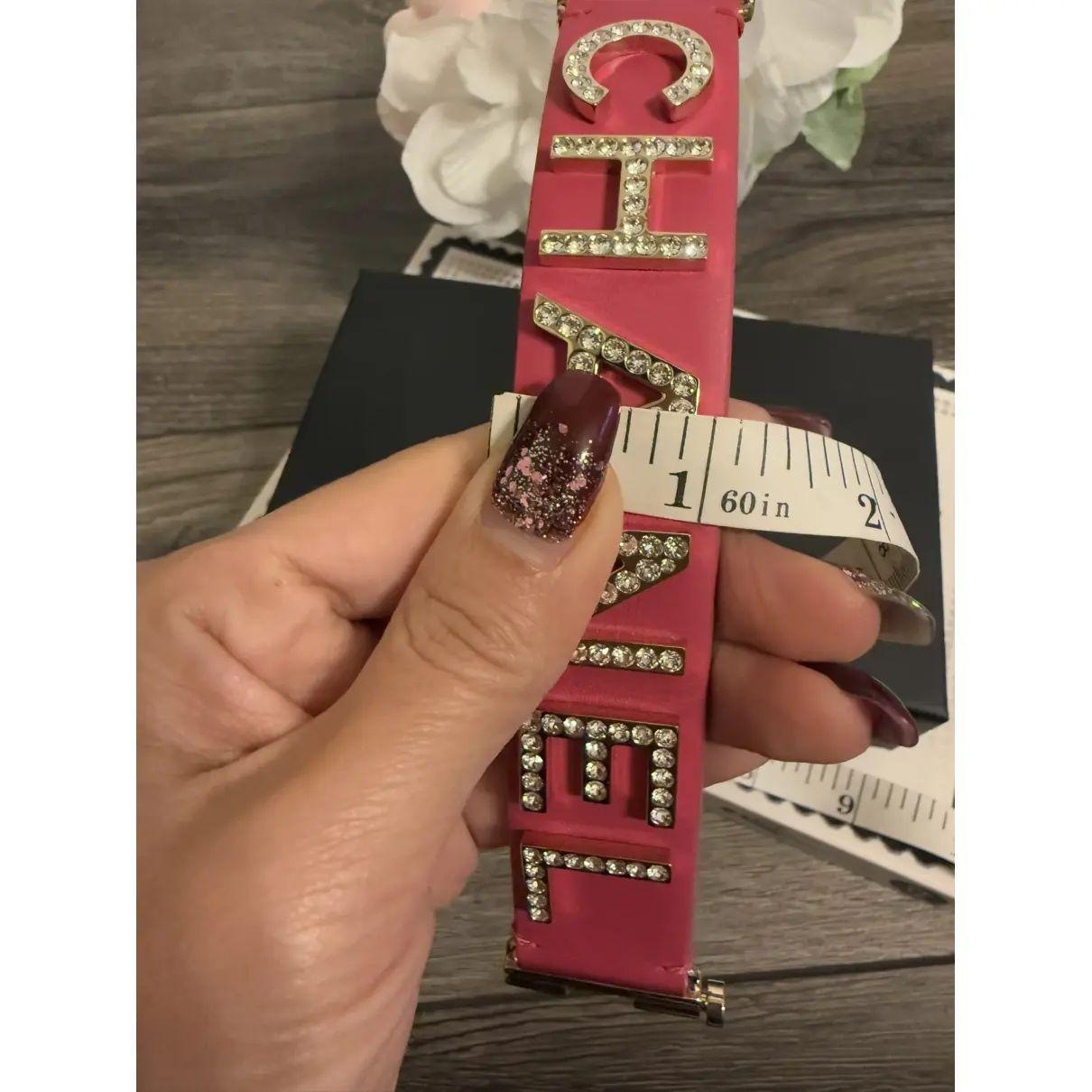 Bracciale in pelle rosa con scritte in cristallo di Chanel in vendita 6