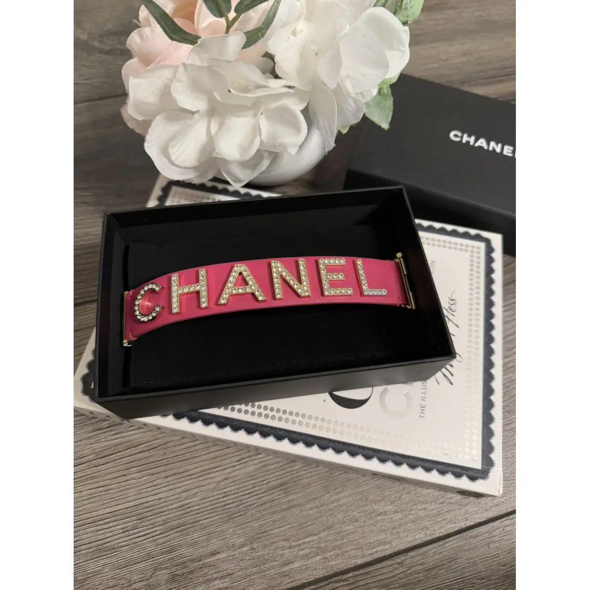 Bracciale in pelle rosa con scritte in cristallo di Chanel in vendita 7