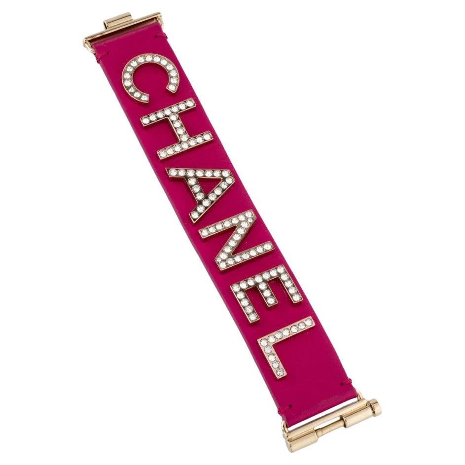 DETTAGLI:
Marchio di garanzia: CHANEL
Prodotto in Italia
Collezione 2019
Realizzata in metallo dorato e pelle, presenta la scritta Chanel in metallo dorato e cristalli.
Chiusura a scorrimento 
Il bracciale è in buone condizioni e presenta un'usura