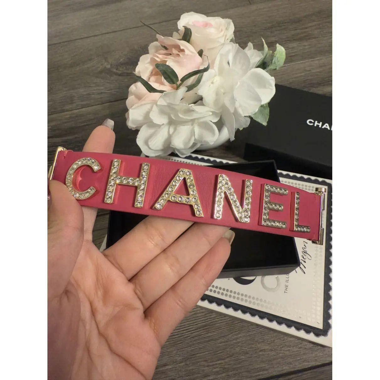 Bracciale in pelle rosa con scritte in cristallo di Chanel In condizioni buone in vendita a Bellevue, WA