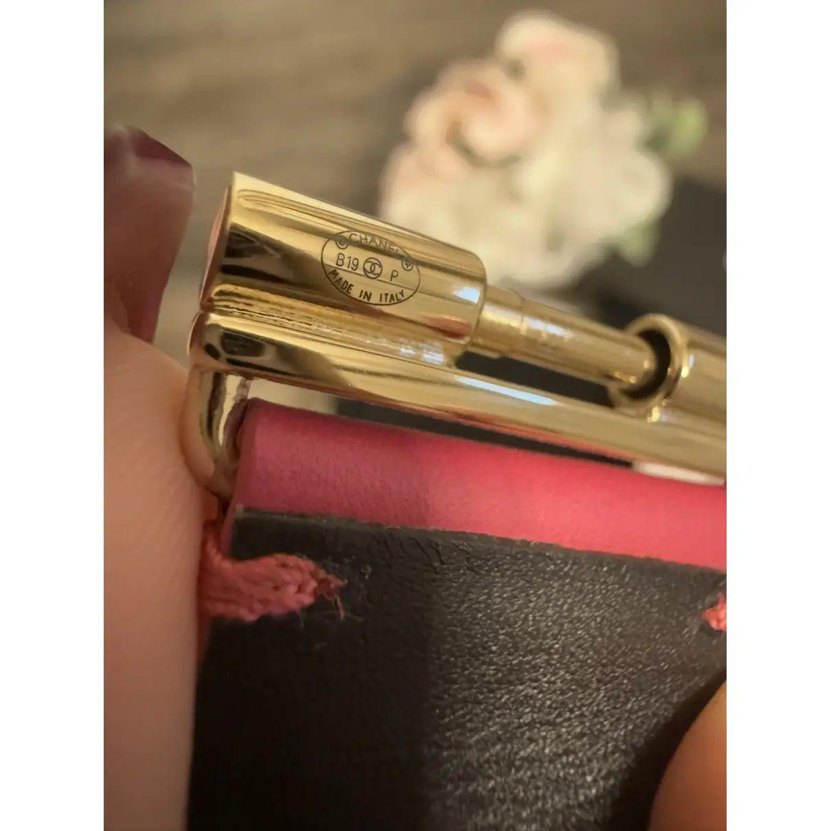 Bracciale in pelle rosa con scritte in cristallo di Chanel in vendita 1
