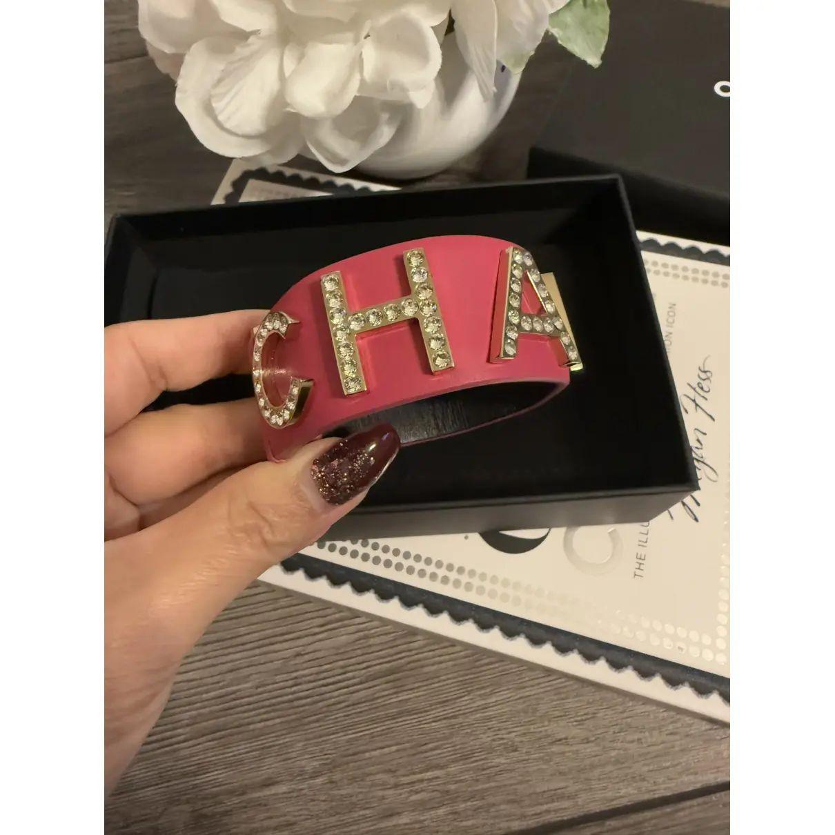 Bracciale in pelle rosa con scritte in cristallo di Chanel in vendita 2