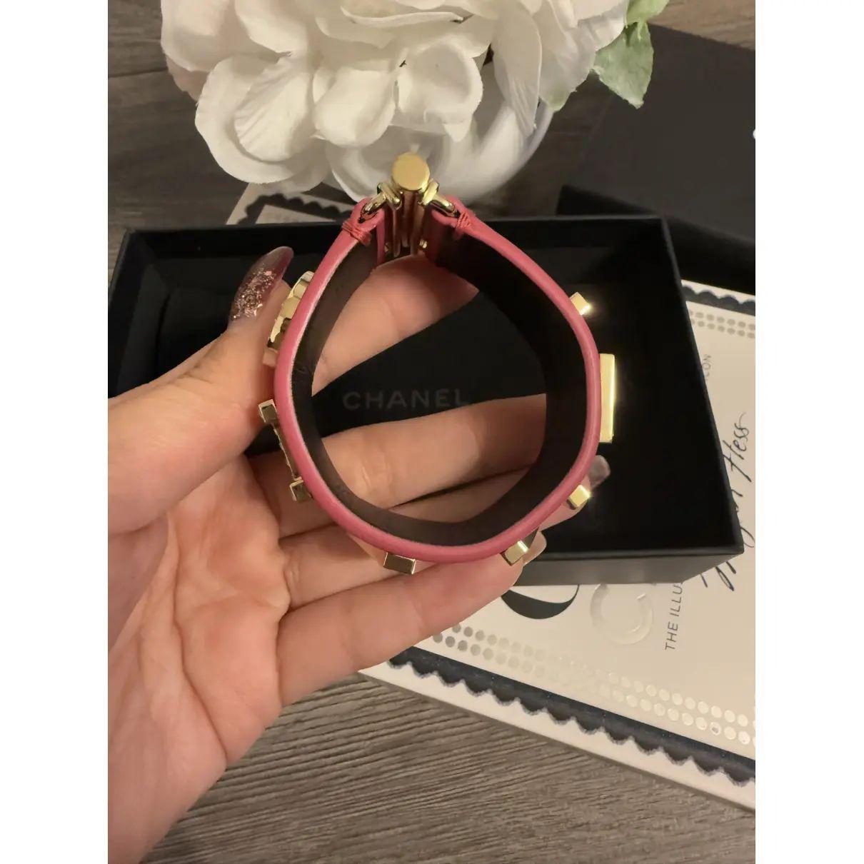 Bracciale in pelle rosa con scritte in cristallo di Chanel in vendita 3