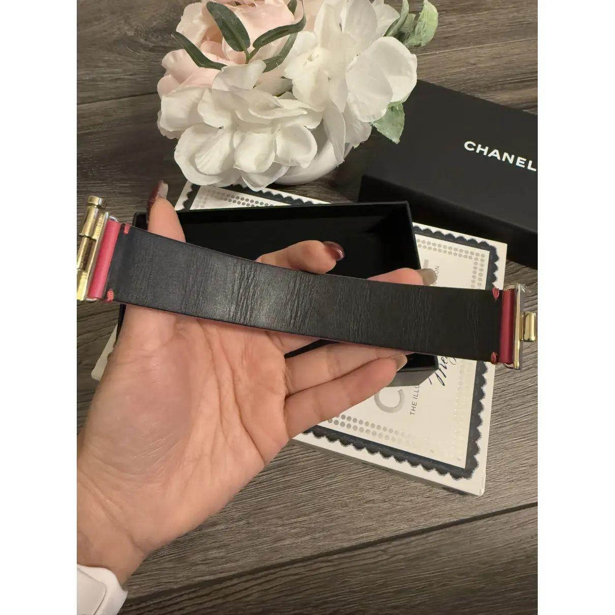 Bracciale in pelle rosa con scritte in cristallo di Chanel in vendita 4