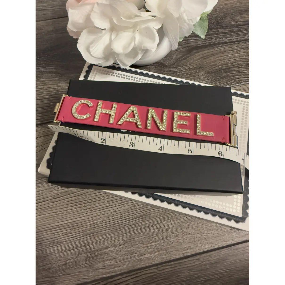 Bracciale in pelle rosa con scritte in cristallo di Chanel in vendita 5