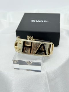 Bracelet en cuir avec lettres dorées de Chanel