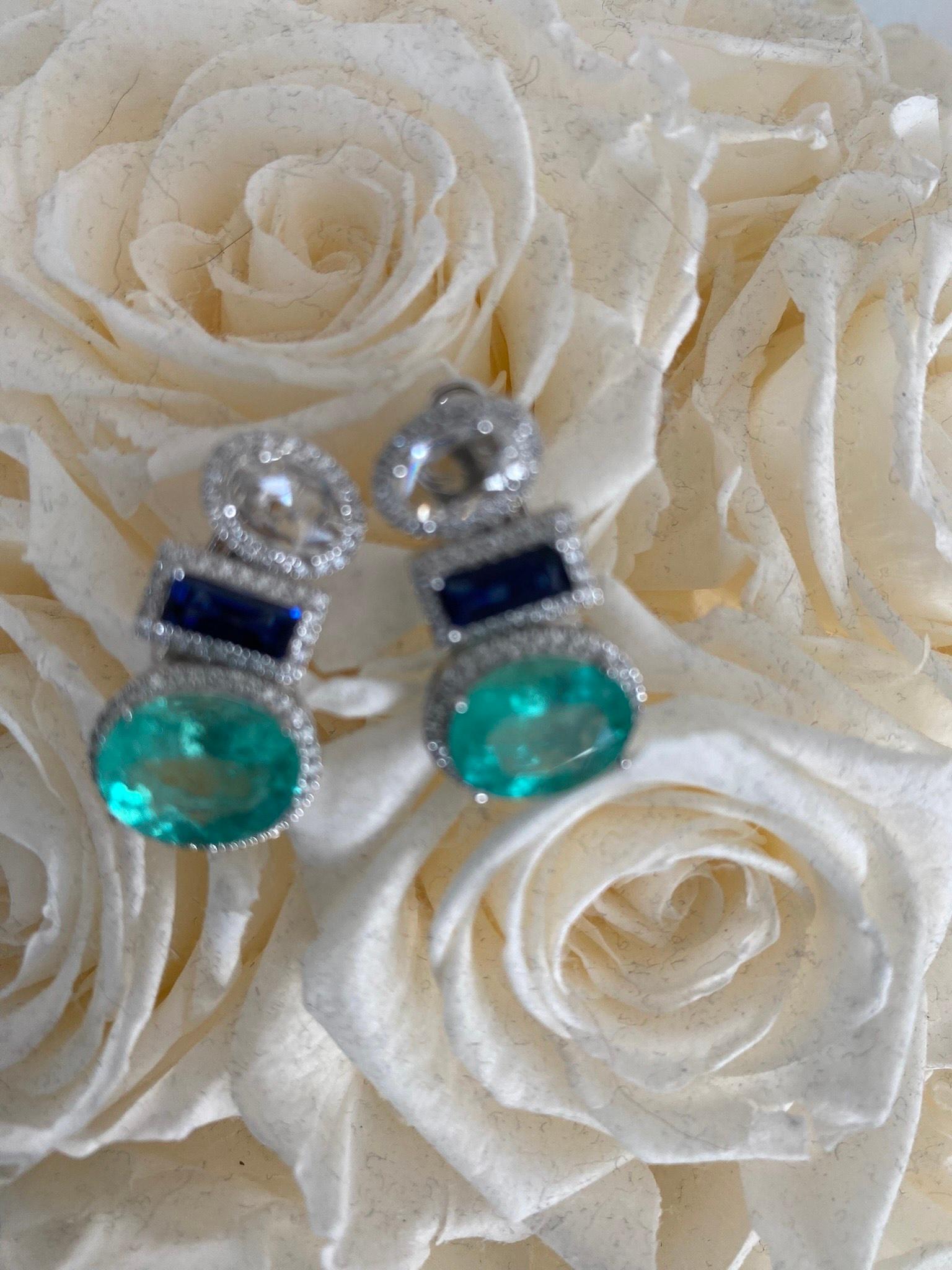 Statement Columbian Emerald, Ceylon Sapphire and diamond earrings In New Condition For Sale In Houston, TX