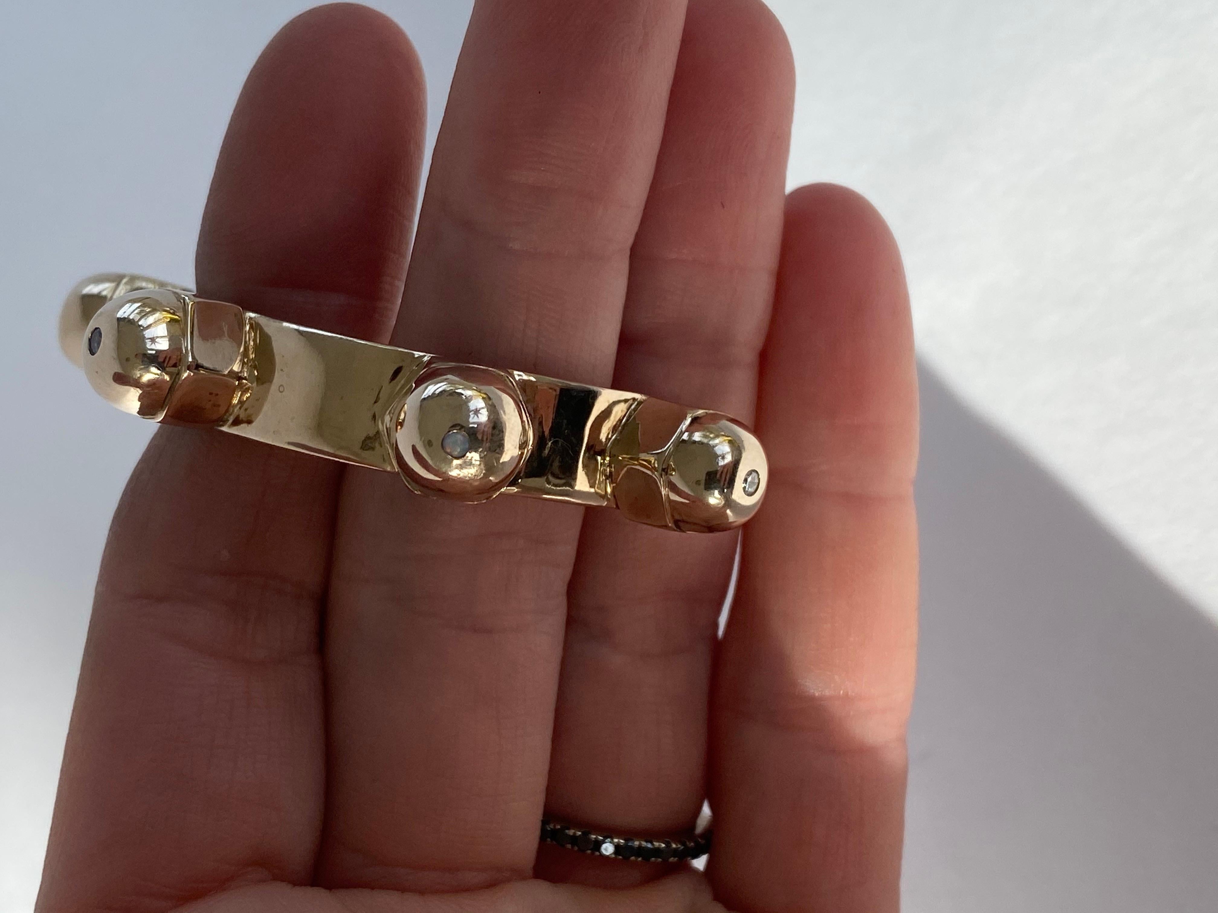 Arc-en-ciel  Bracelet manchette Chakra en diamant blanc, émeraude, rubis, saphir et opale  en vente 1