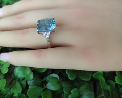 Statement Cushion 8.7 ct aquarimarine ring in 18 k gold