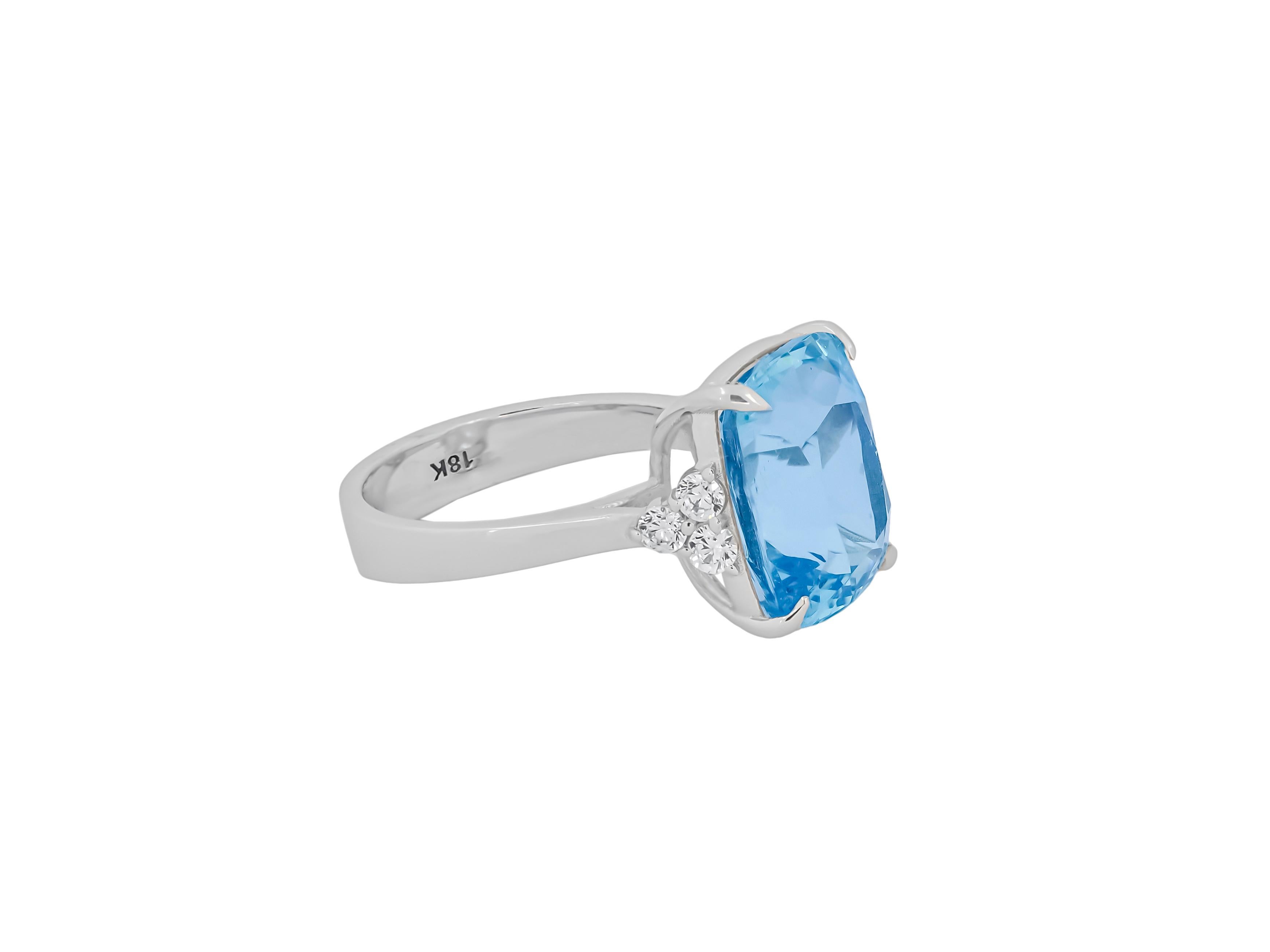 Modern Statement Cushion 8.7 ct aquarimarine ring in 18 k gold For Sale