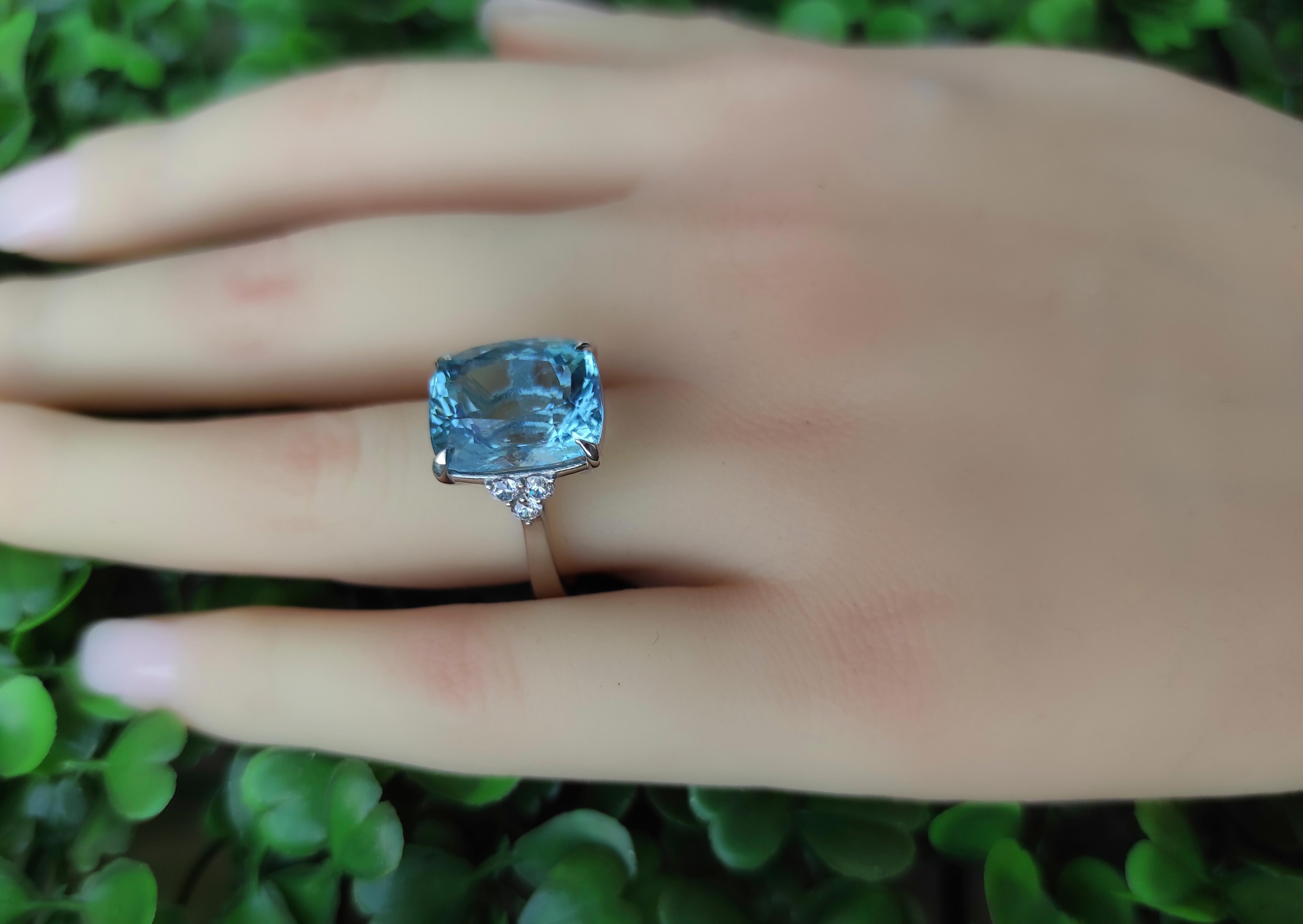 Statement Cushion 8.7 ct aquarimarine ring in 18 k gold In New Condition For Sale In Istanbul, TR
