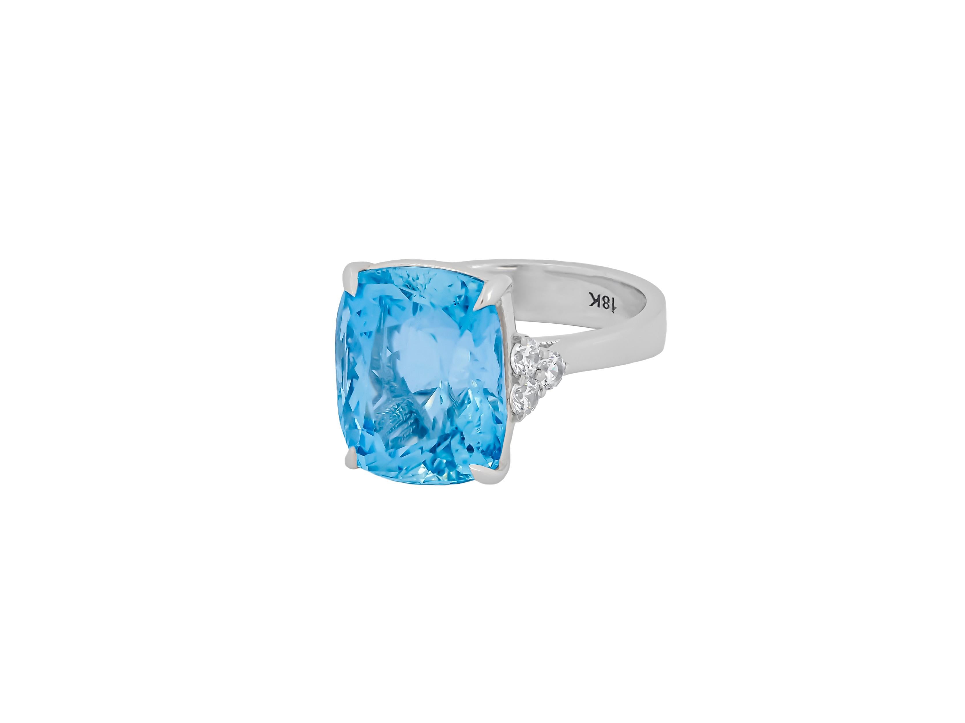 Statement Cushion 8.7 ct aquarimarine ring in 18 k gold For Sale 1