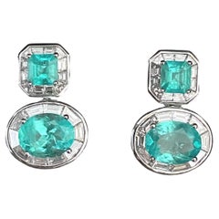 Boucles d'oreilles de style déco avec double émeraude de Colombie et diamants baguettes
