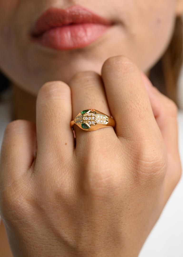 For Sale:  Statement Diamond and Natural Emerald Snake Head Ring in Solid 18k Yellow Gold 5