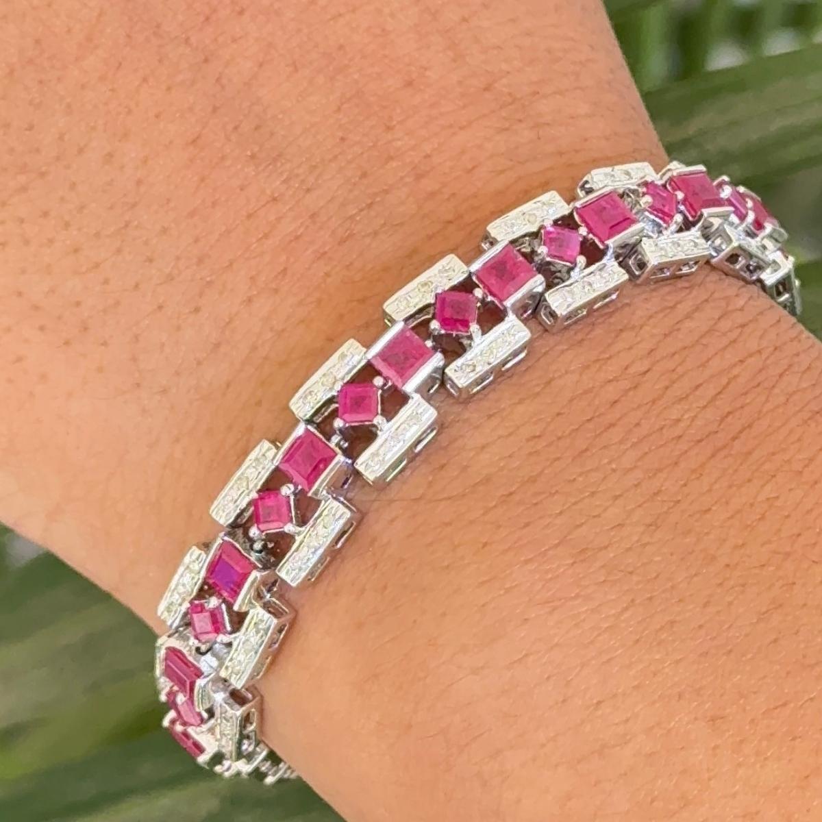 Das Statement-Diamant- und Rubin-Verlobungs-Tennisarmband aus Sterlingsilber präsentiert einen unendlich funkelnden natürlichen Rubin mit einem Gewicht von 10,60 Karat und Diamanten mit einem Gewicht von 0,88 Karat. Es misst 7 Zoll in der Länge.