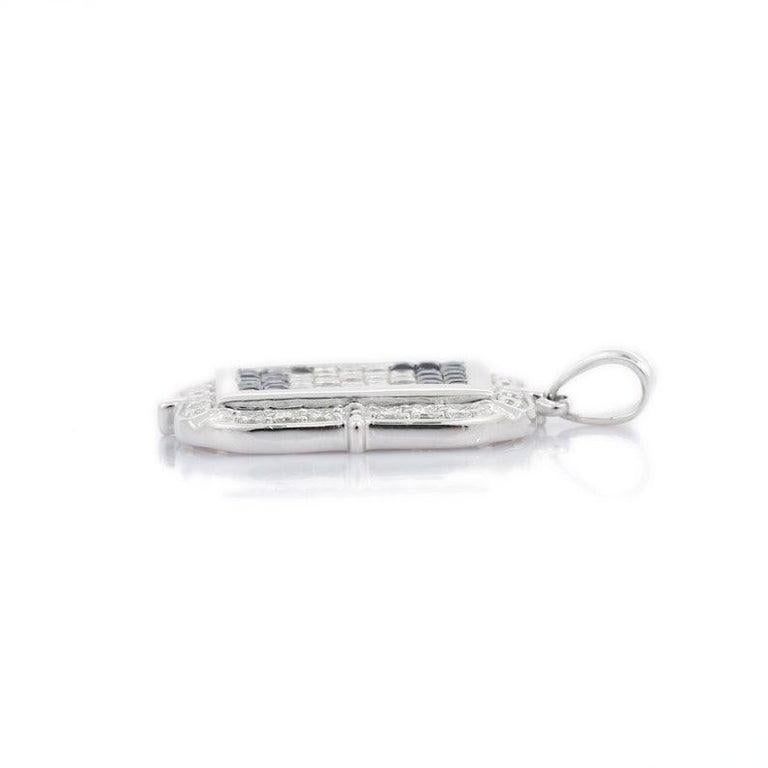 Pendentif d'affirmation en or blanc massif 18 carats avec diamants et saphir bleu en vente 1