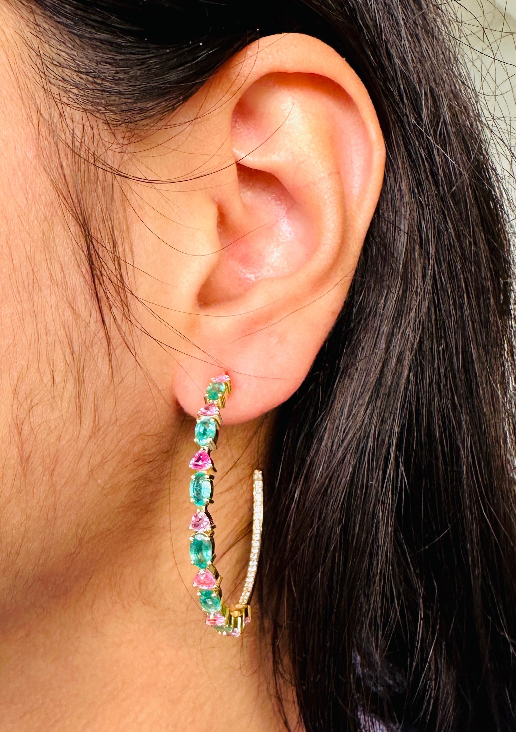 Boucles d'oreilles en or 14 carats avec diamants fins, émeraudes et saphirs roses, pour un look qui en impose. Vous aurez besoin de boucles d'oreilles ouvertes pour mettre en valeur votre look. Ces boucles d'oreilles créent un look étincelant et